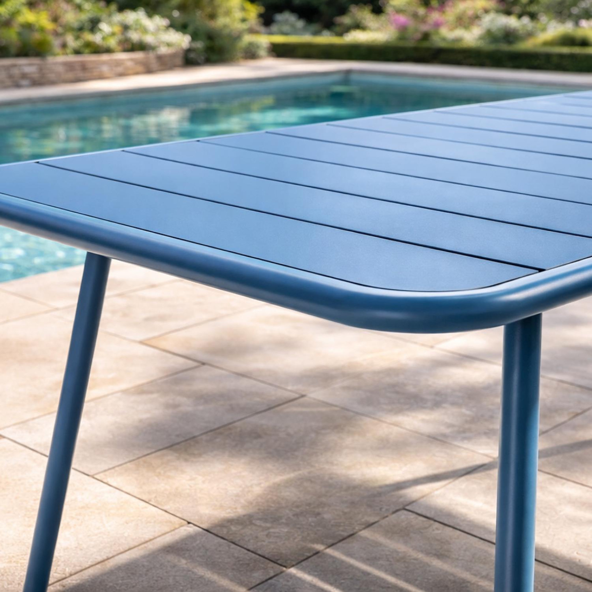Voir la diapositive 6 : CONCEPT USINE Table de jardin 4 à 6 places 120cm bleu BERGAME