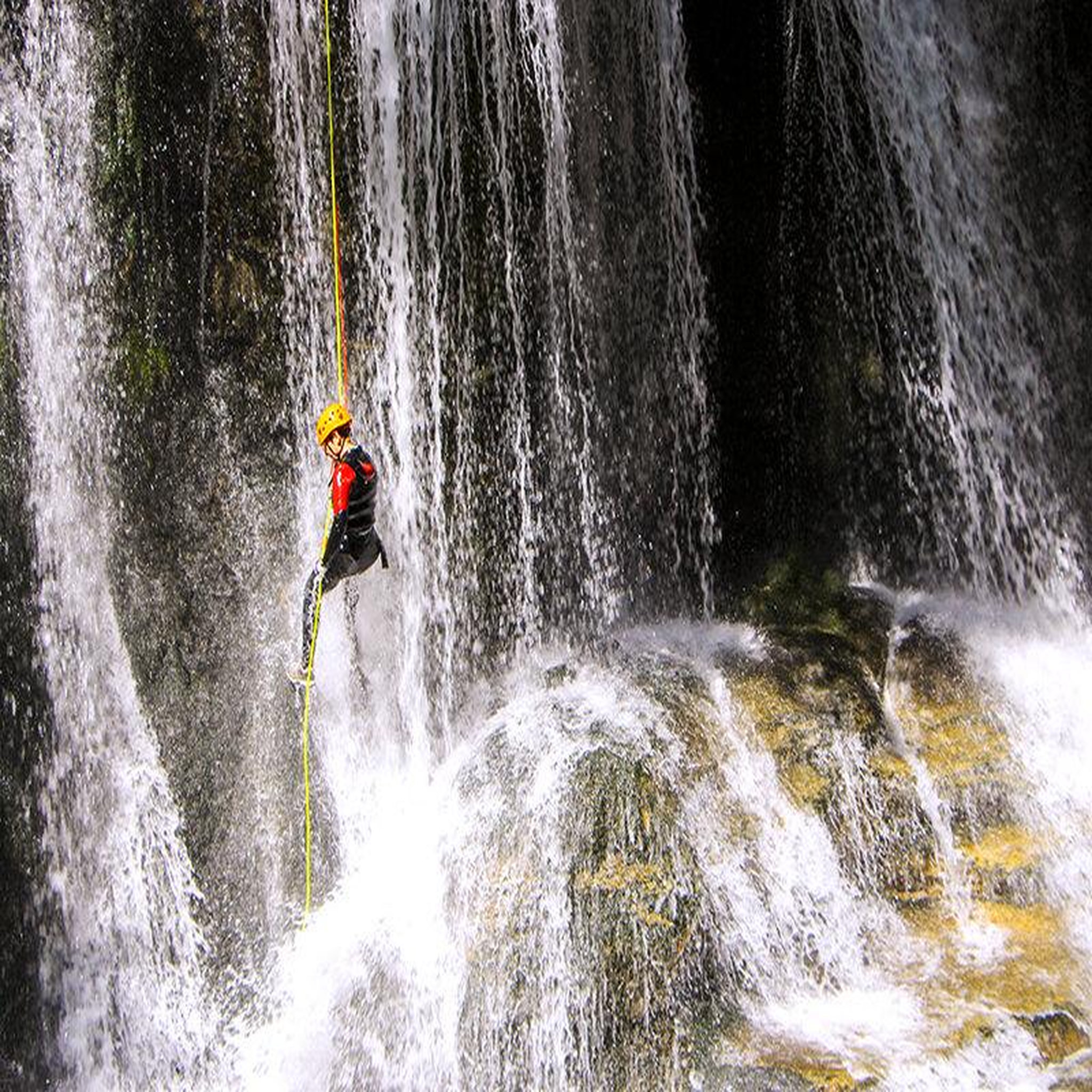 Voir la diapositive 2 : Smartbox 2h30 de canyoning pour 2 personnes avec photos près de grenoble - coffret cadeau sport & aventure