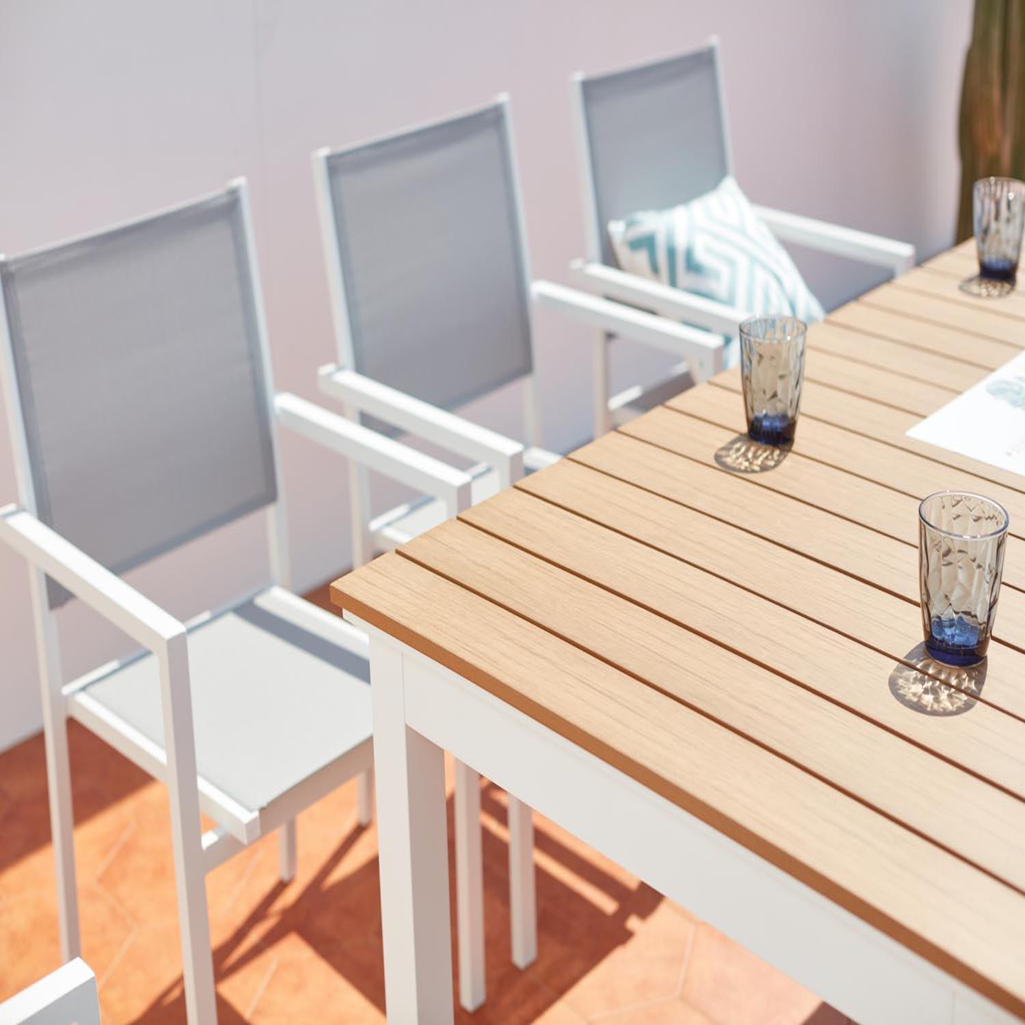 Voir la diapositive 5 : CONCEPT USINE Salon de jardin repas 8 places en aluminium  MADEIRA