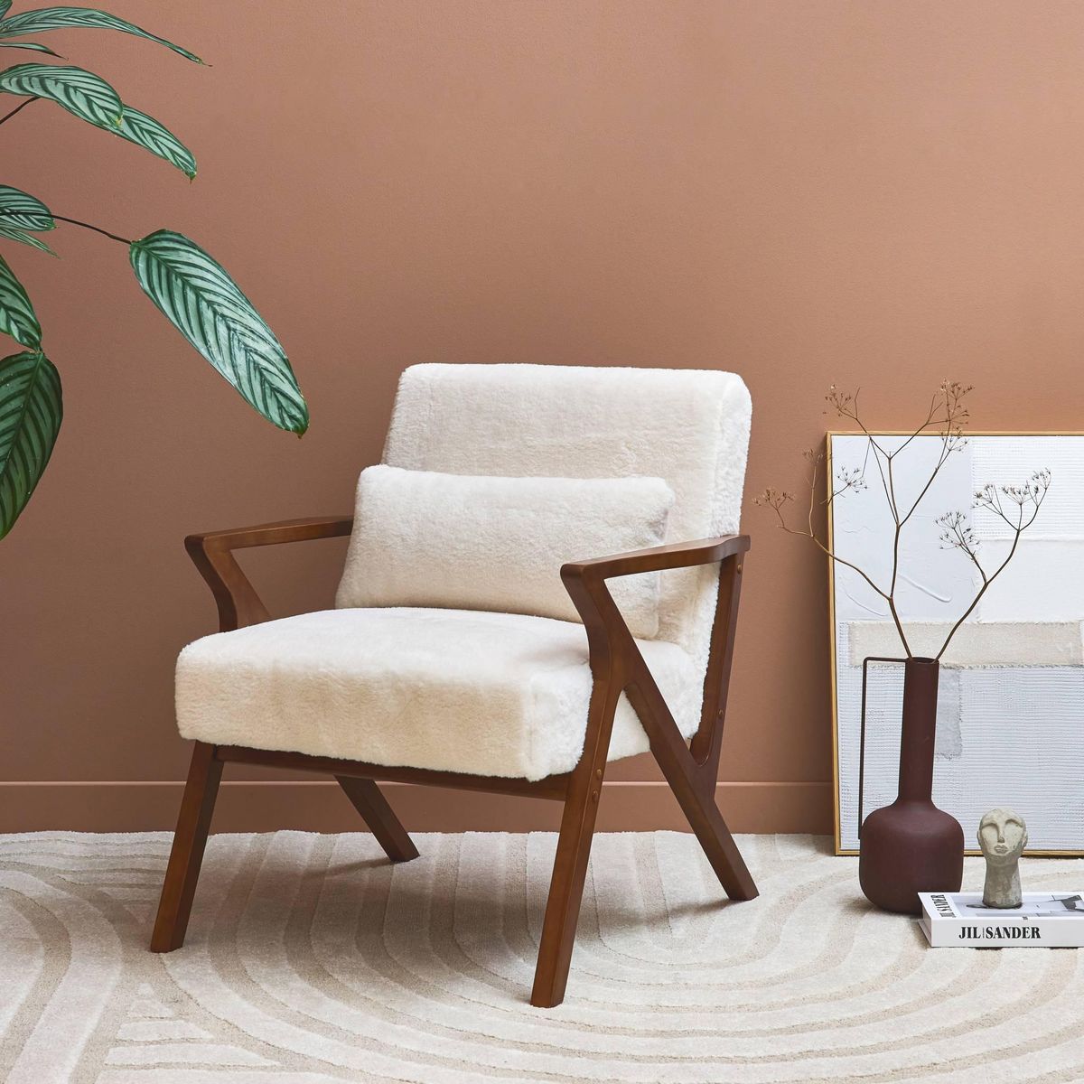 SWEEEK Fauteuil scandinave bois d'hévéa teinté noyer et tissu effet fausse fourrure