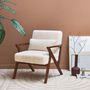 Voir la diapositive 3 : SWEEEK Fauteuil scandinave bois d'hévéa teinté noyer et tissu effet fausse fourrure