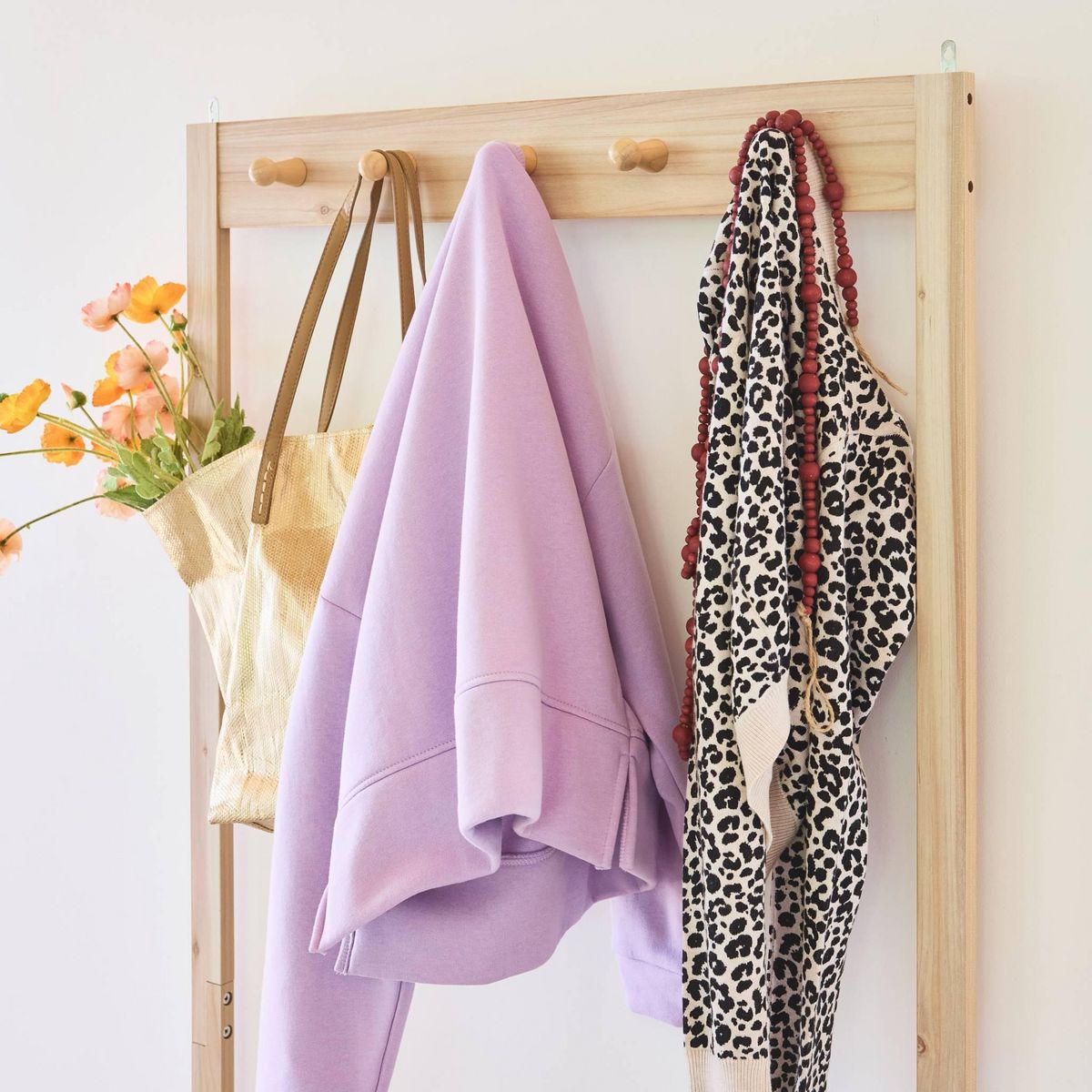 SWEEEK Meuble d'entrée. cannage et décor bois. porte manteau avec étagère