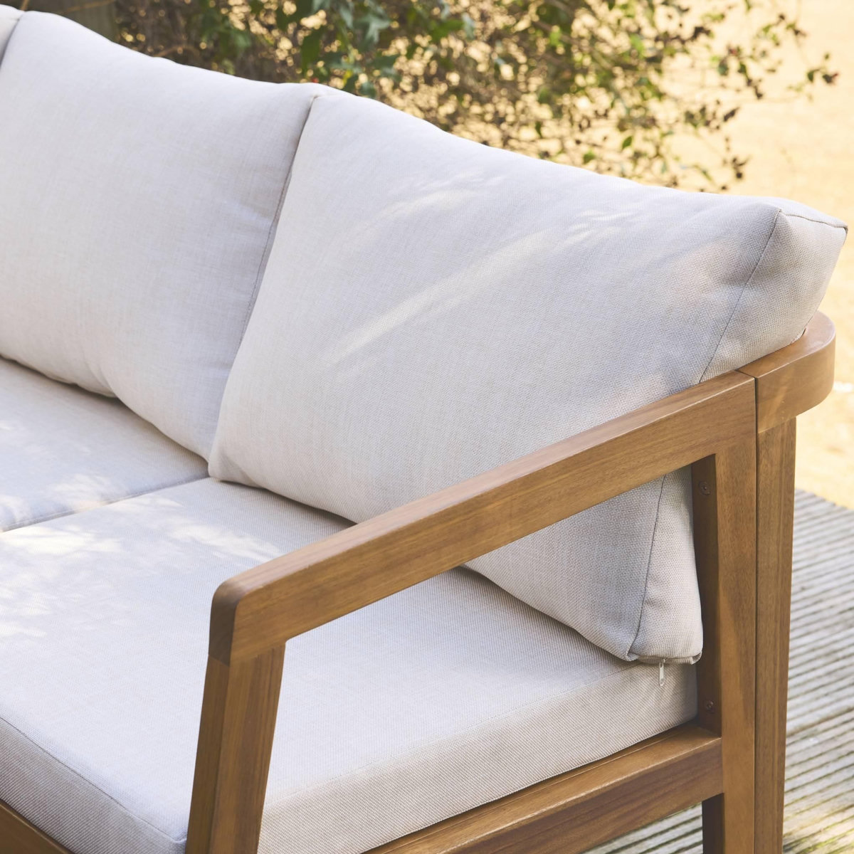 SWEEEK Salon de jardin d'angle en acacia 5 places LOBERIA CORNER, table carrée