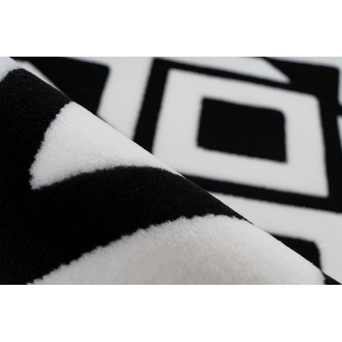 Paris Prix Tapis Ethnique à Poils Courts  Esperanto VII  Noir