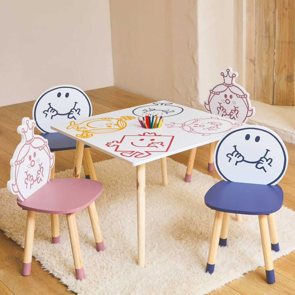 SWEEEK Table pour enfant avec pot à crayon + 2 chaises Madame Princesse + 2 chaises Monsieur Heureux