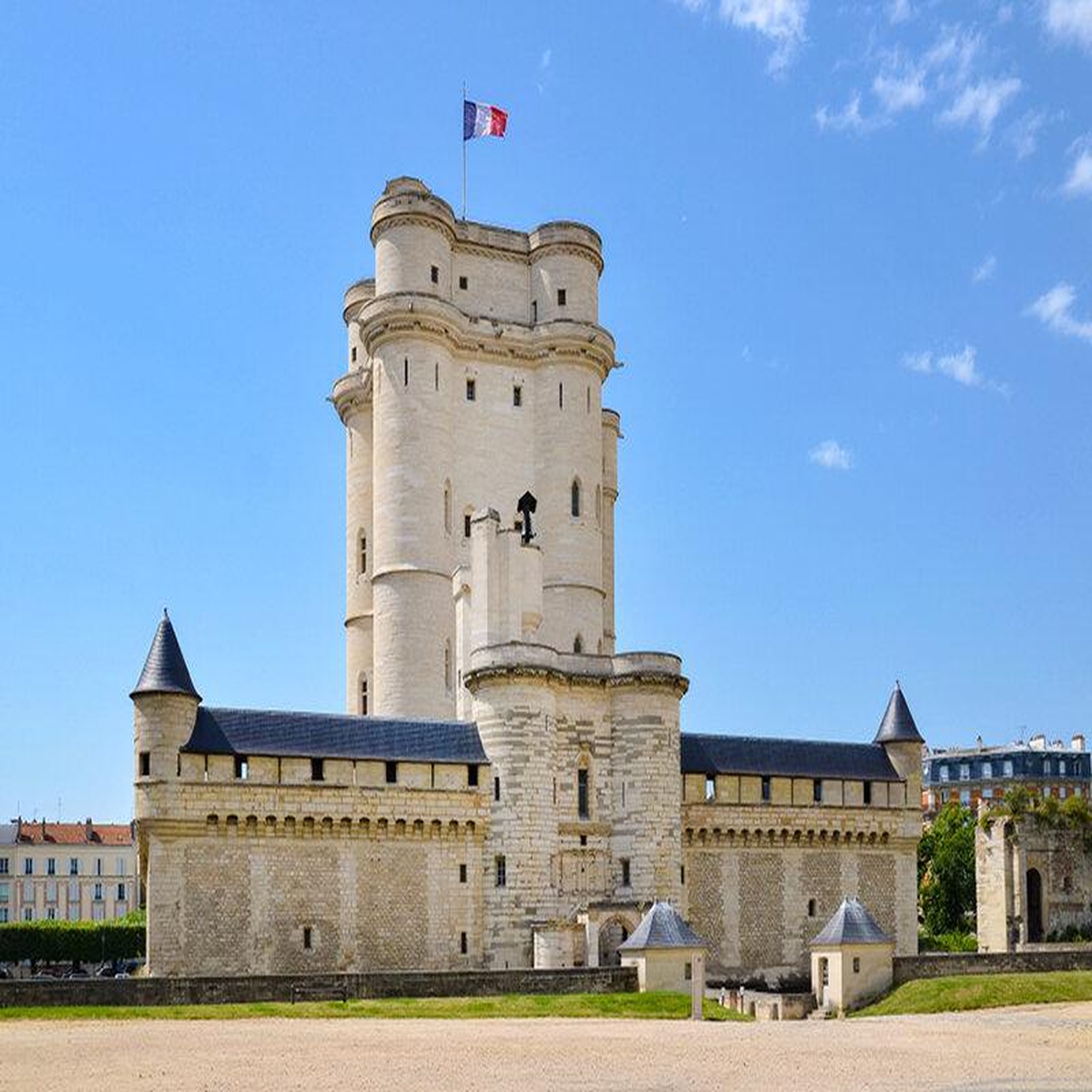 Voir la diapositive 4 : Smartbox Journée monument : 2 entrées prioritaires adulte au château de vincennes - coffret cadeau sport & aventure