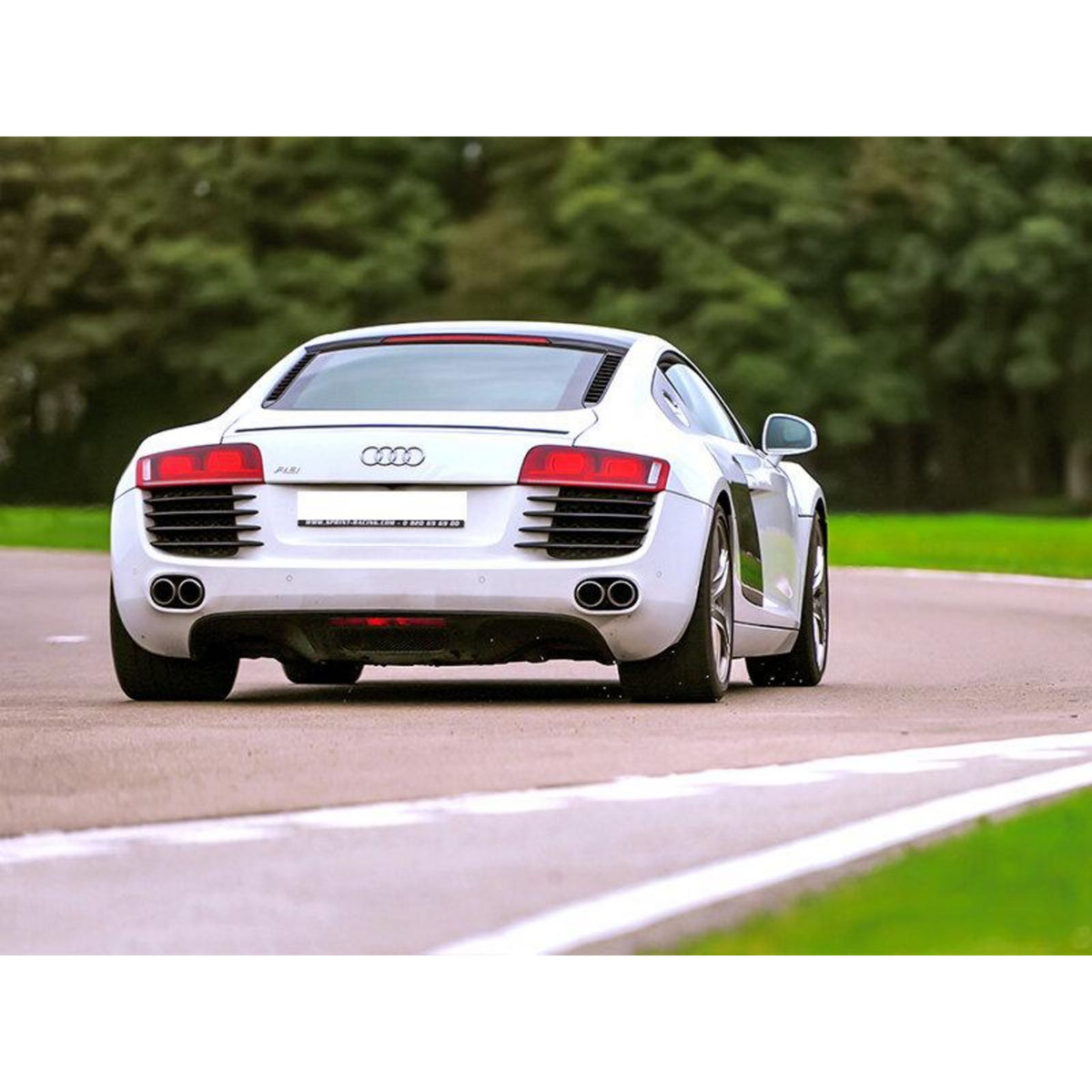 Smartbox Stage de pilotage : 4 tours en Audi R8 V10 sur circuit - Coffret Cadeau Sport & Aventure