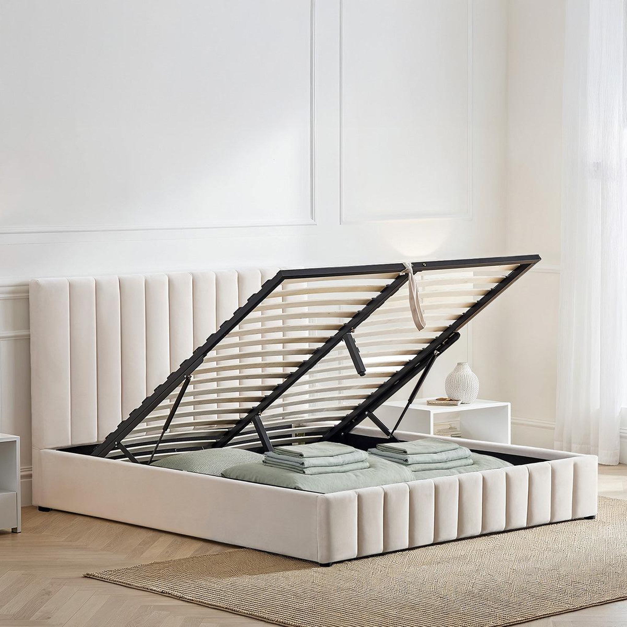 Voir la diapositive 3 : BELLECOUR Bellecour literie | lit coffre velours beige trocadero 2 places