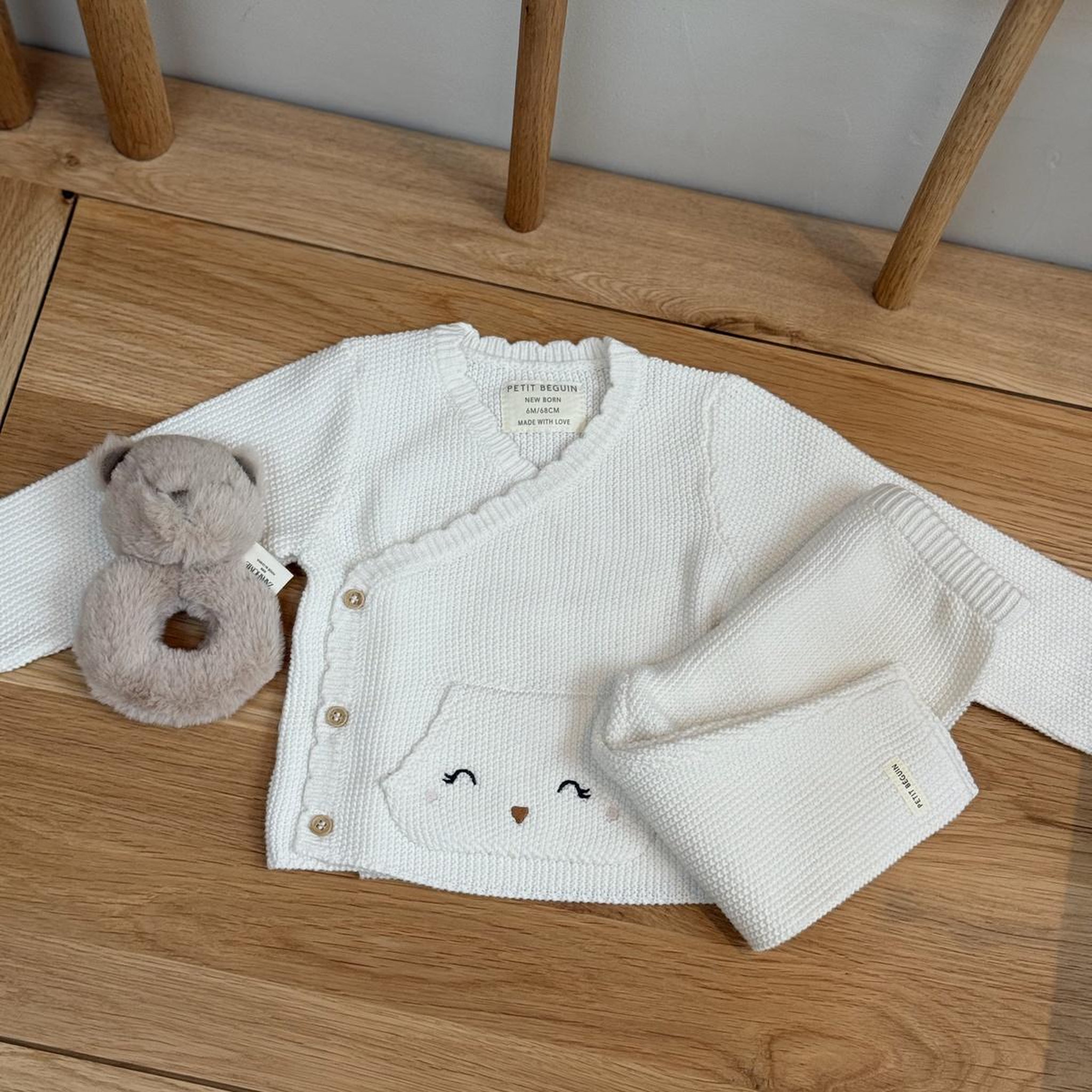 Voir la diapositive 5 : Petit Béguin Ensemble bébé gilet et pantalon en tricot colette