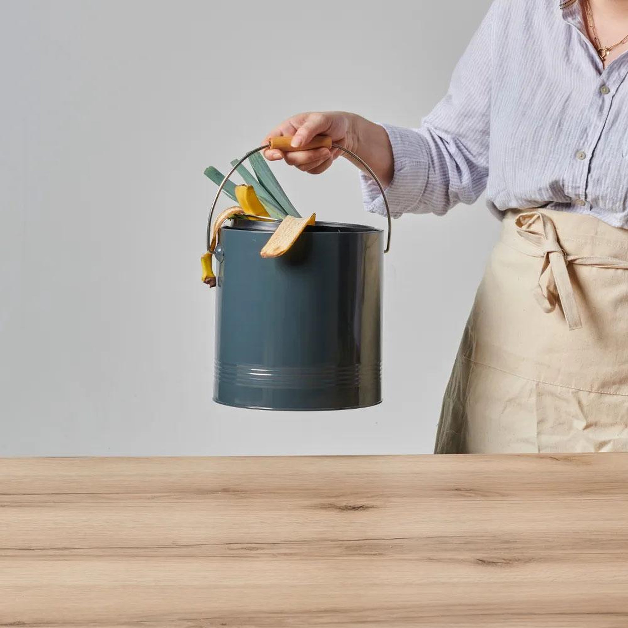 Voir la diapositive 2 : Guillouard Seau à compost rond 4.5l gris - 040605