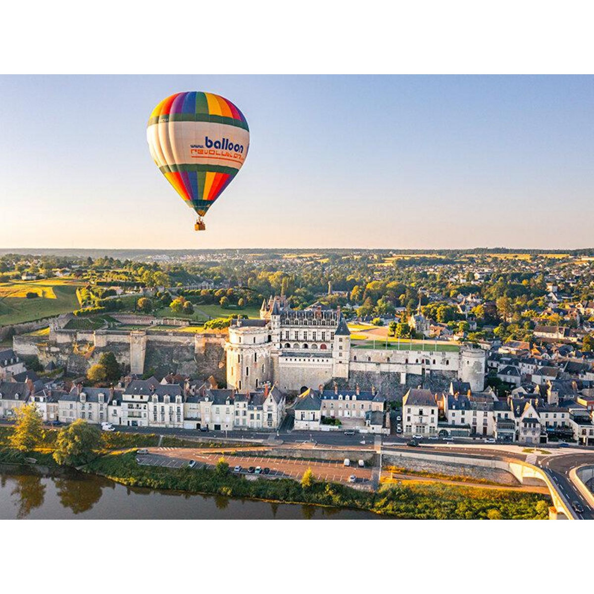 Smartbox Vol en montgolfière pour 2 au-dessus de la vallée de la Loire avec visite d'une cave et dégustation de vin - Coffret Cadeau Sport & Aventure