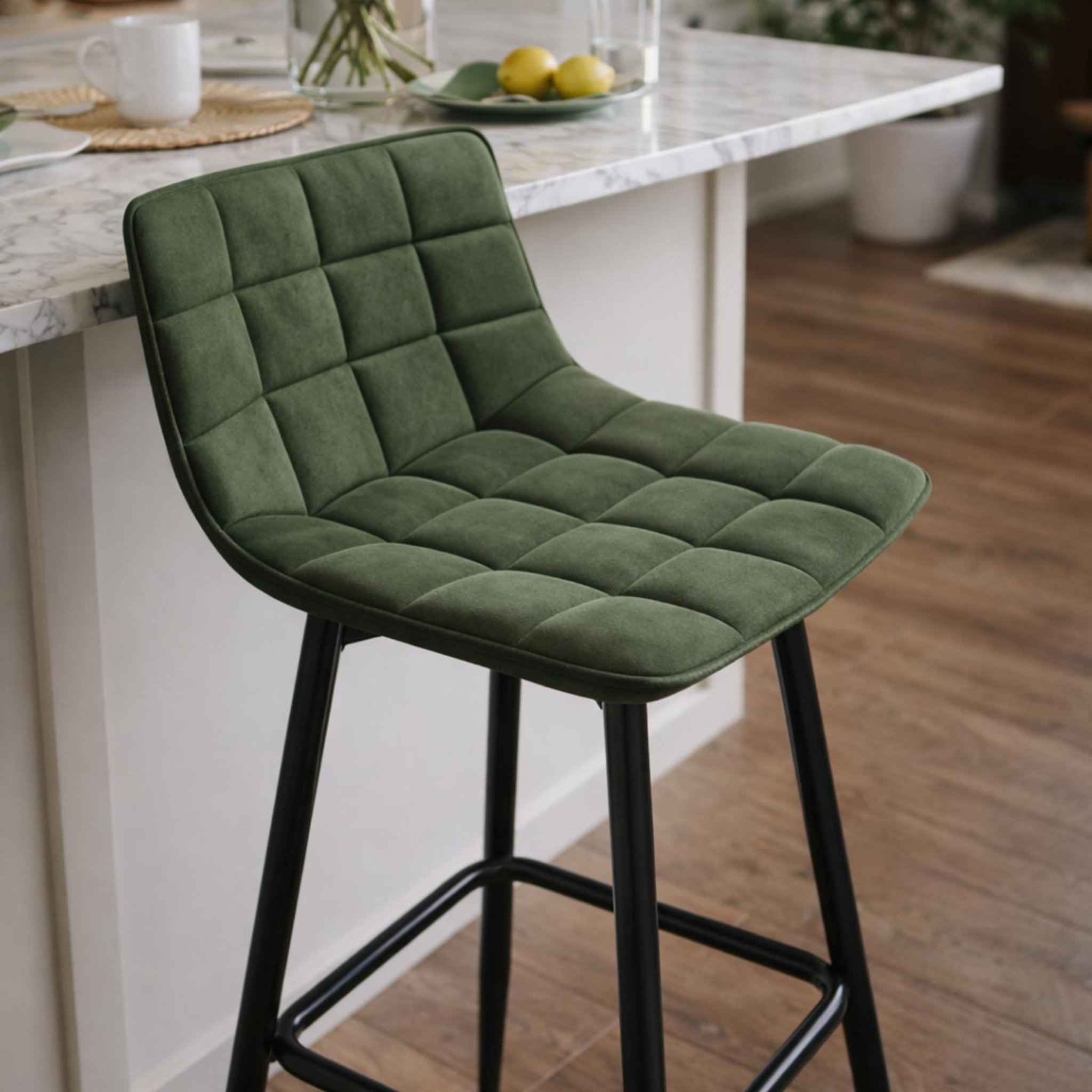 Voir la diapositive 4 : ID MARKET Lot de 4 tabourets de bar mady en velours vert