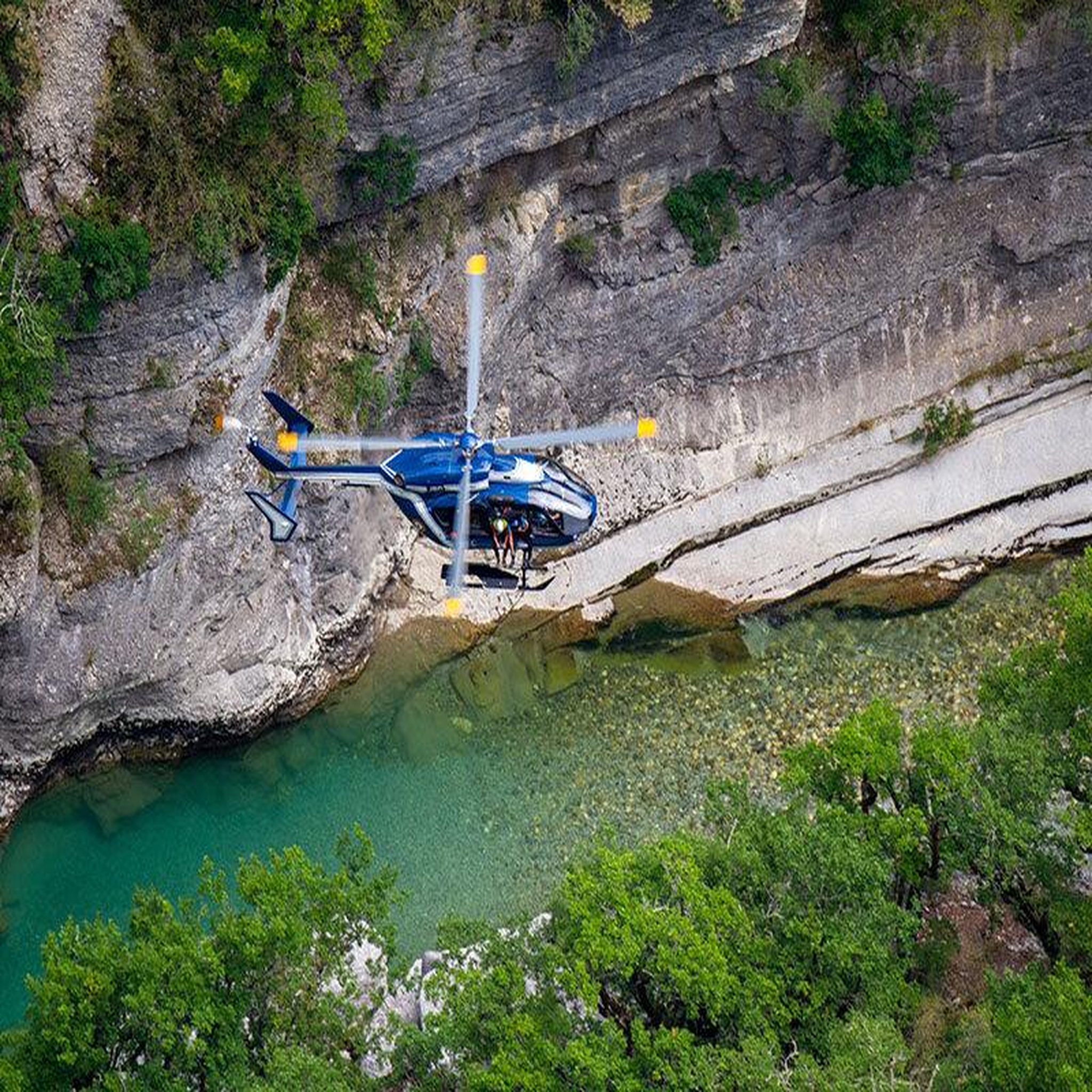 Voir la diapositive 2 : Smartbox Vol en hélicoptère de 20 min pour 2 au-dessus des gorges du Verdon - Coffret Cadeau Sport & Aventure