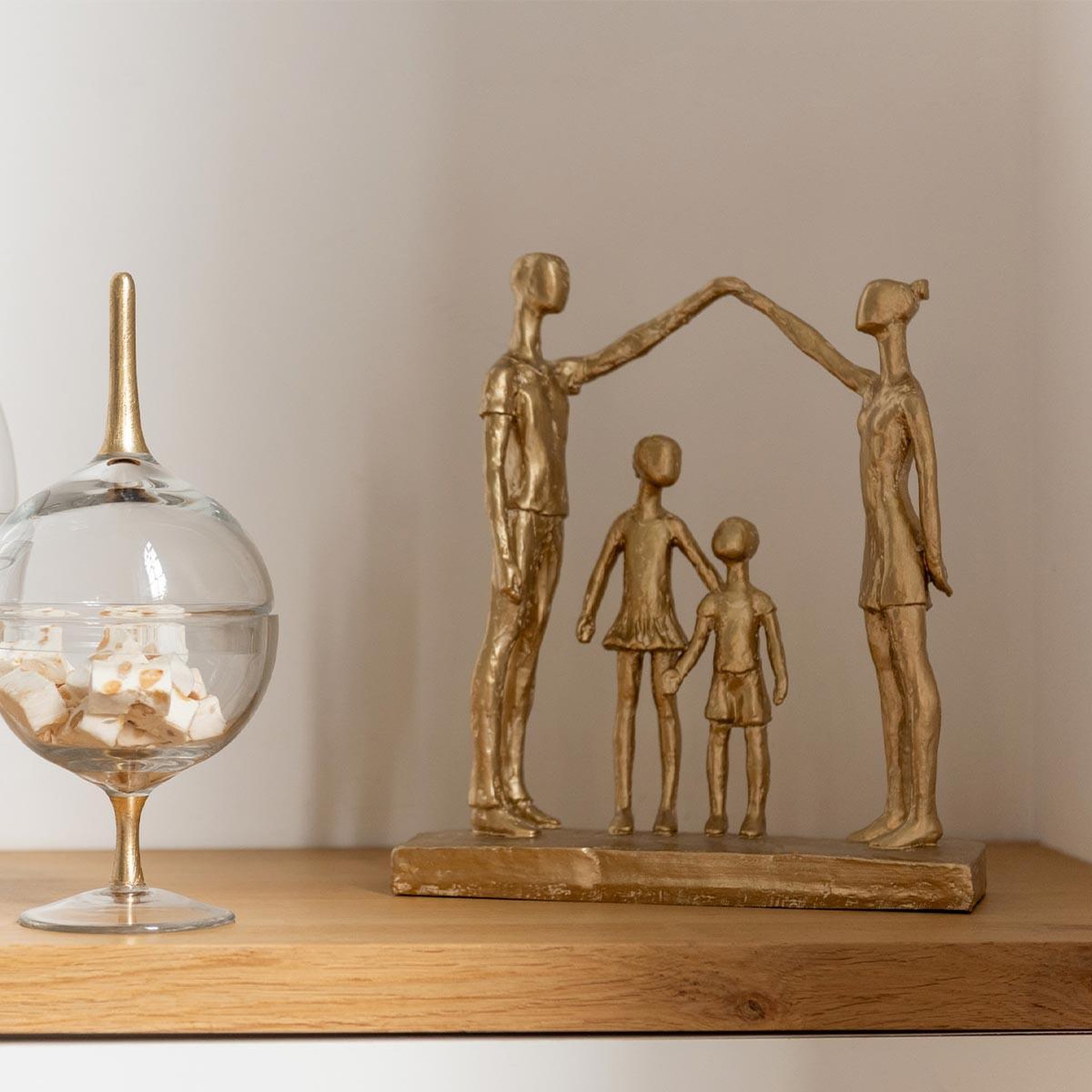 Voir la diapositive 2 : J-LINE Statuette famille jouant  brady  29cm or