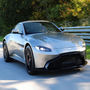 Voir la diapositive 2 : Smartbox Stage de pilotage : 2 tours sur le circuit de Nogaro en Aston Martin V8 Vantage - Coffret Cadeau Sport & Aventure