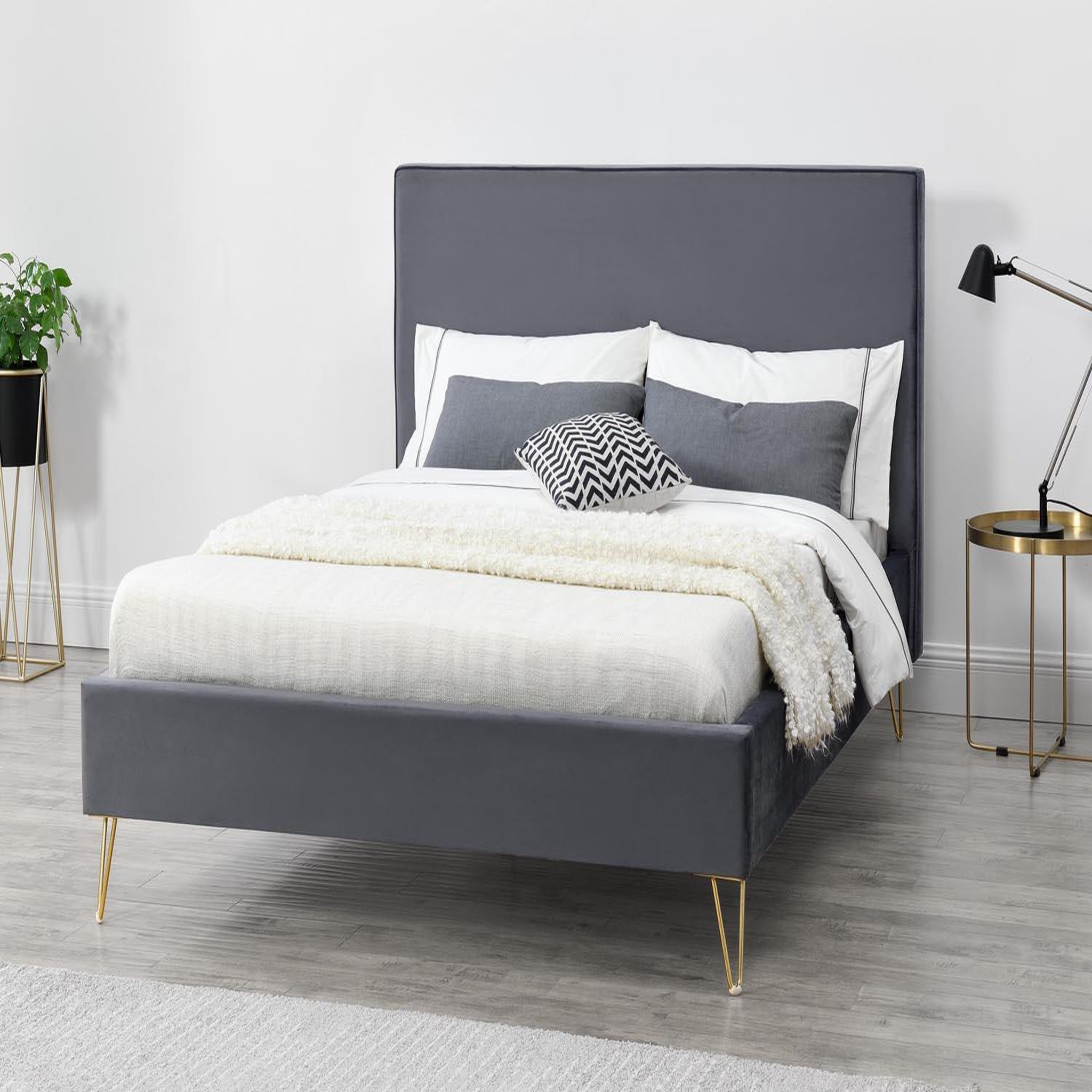 Voir la diapositive 3 : CONCEPT USINE Lit 140 x 190 cm en velours et laiton gris riverside