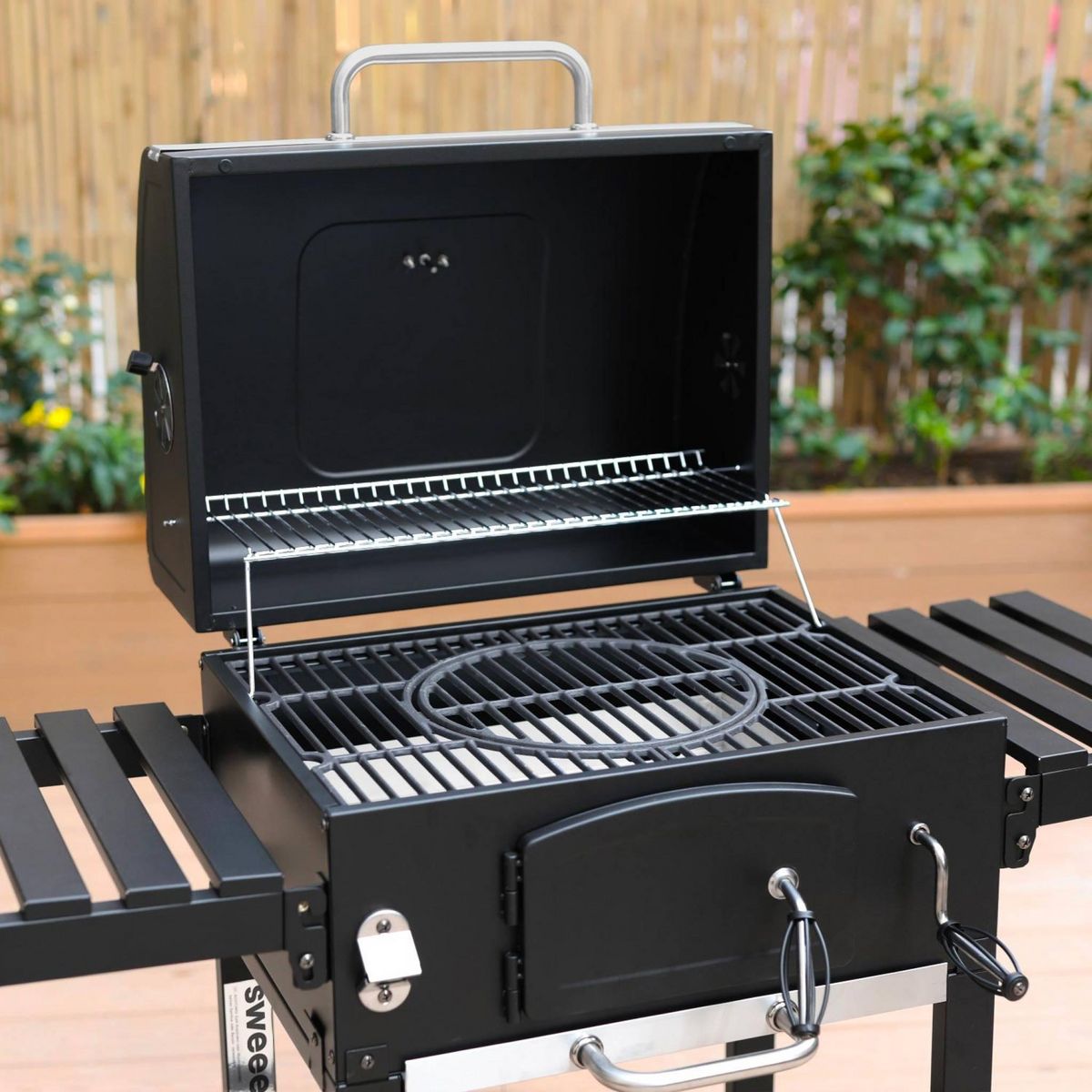 SWEEEK Barbecue Grill charbon de bois noir - Fumoir avec récupérateur de cendres. aérateurs. bac charbon ajustable et tablettes rabattables