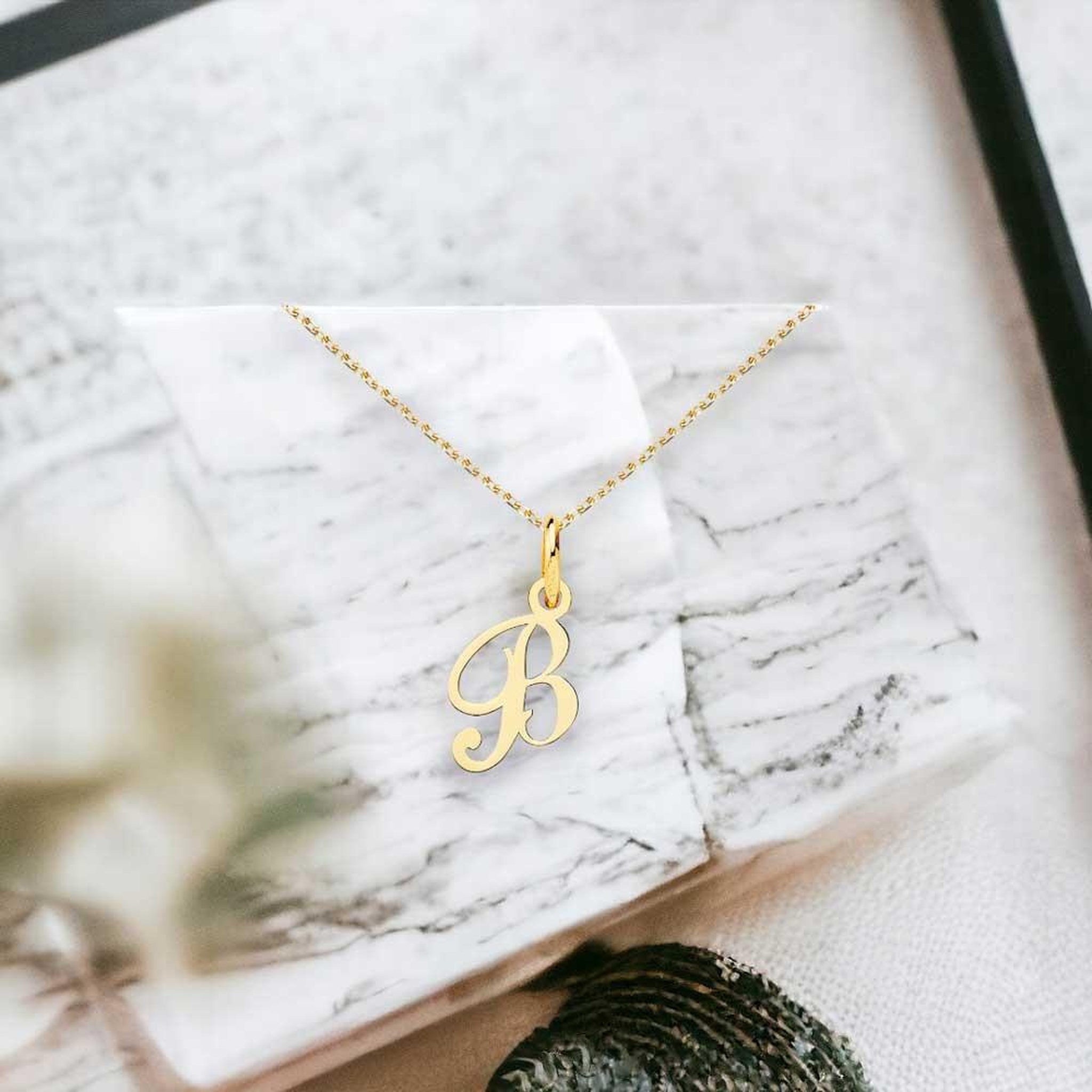 Voir la diapositive 2 : L'ATELIER D'AZUR Collier - Pendentif Lettre  B  Or 750/1000 - Chaine Dorée