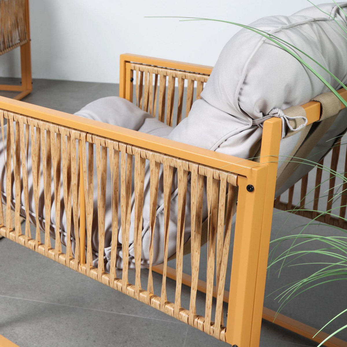 CONCEPT USINE Salon de jardin 4 places effet rotin coussins gris clair TURINI