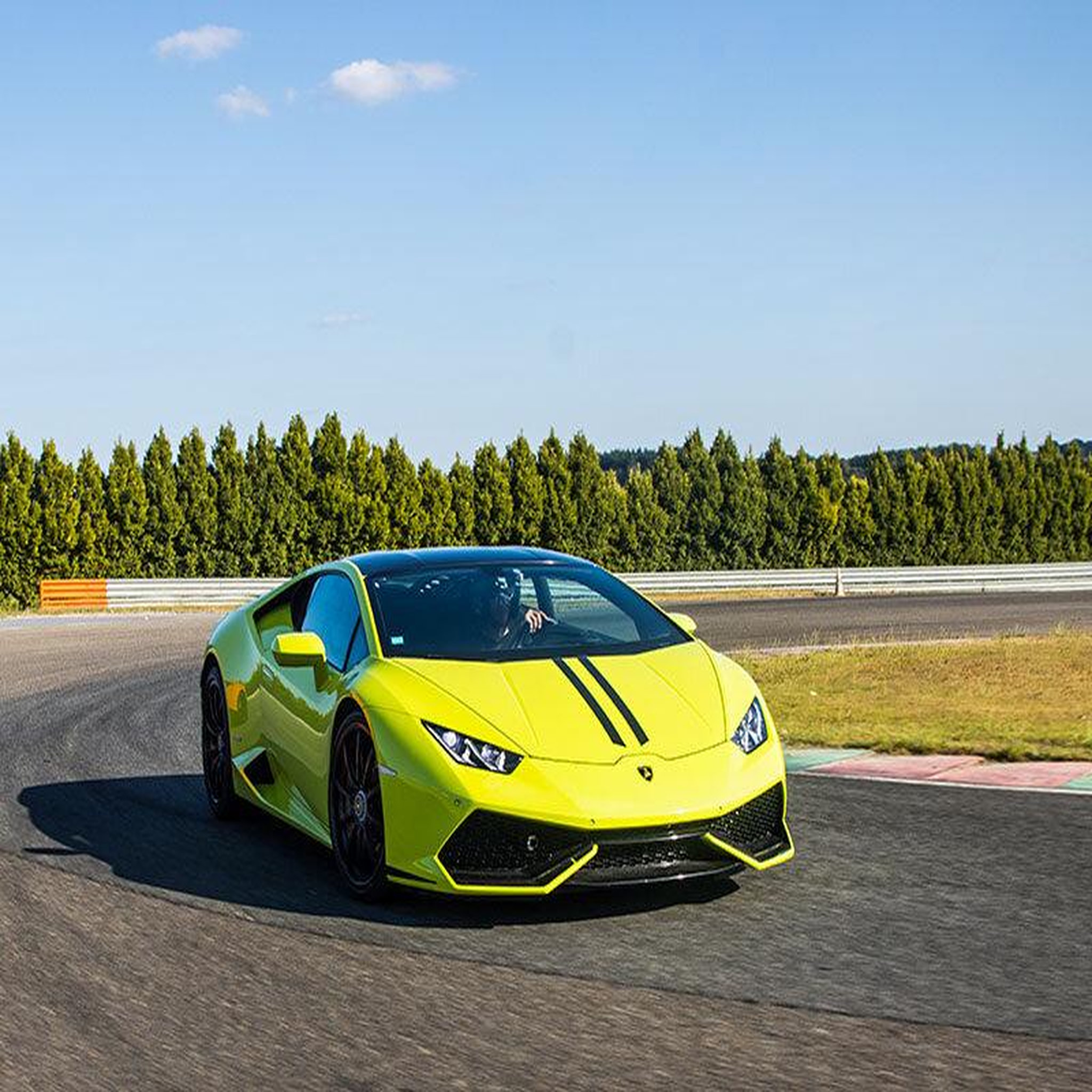 Voir la diapositive 2 : Smartbox Stage de pilotage multivolant : 2 tours en lamborghini huracán et 2 tours en ferrari f8 sur le circuit de la ferté-gaucher - coffret cadeau sport & aventure