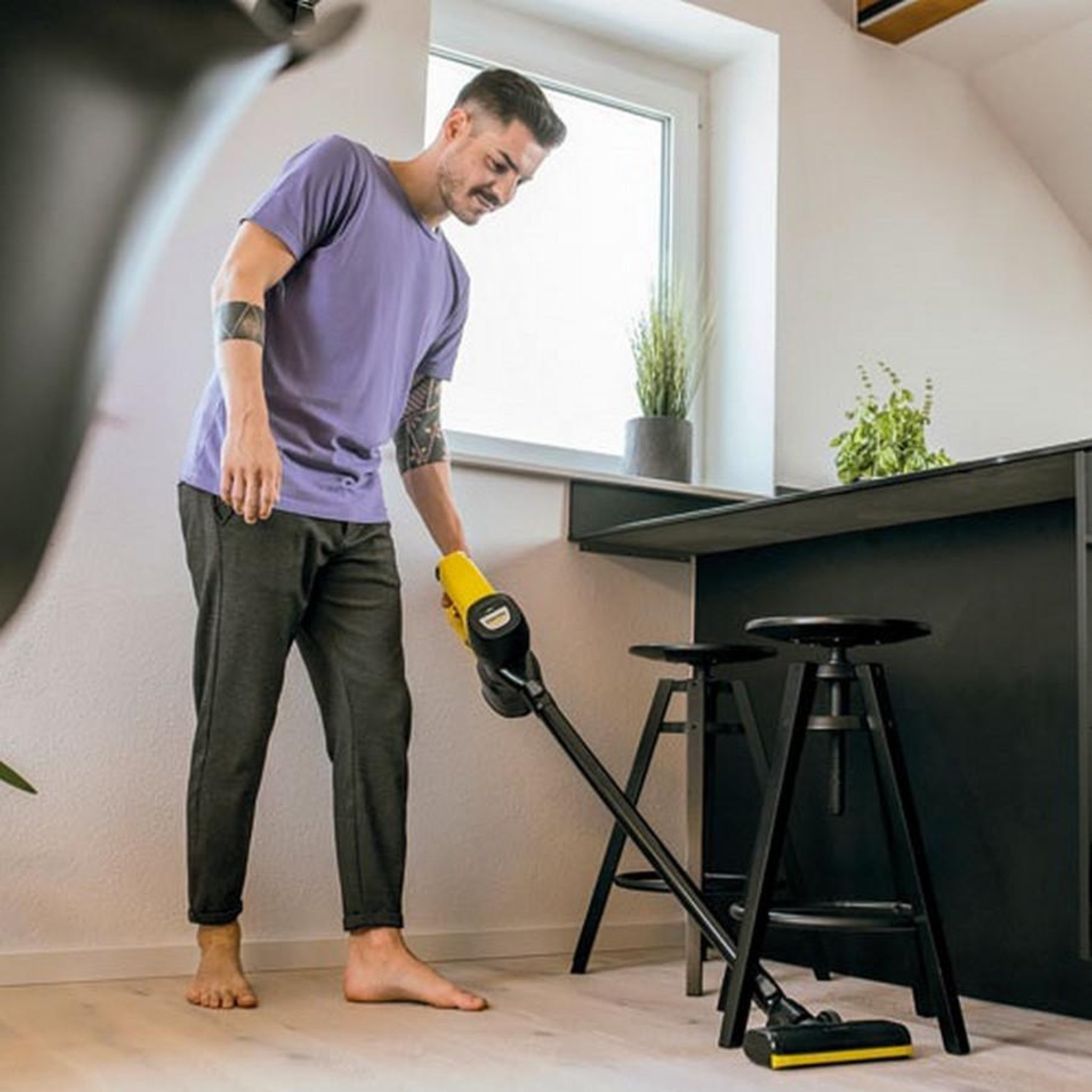 Voir la diapositive 5 : KARCHER Aspirateur balai rechargeable 21.6v jaune/noir - 11986200