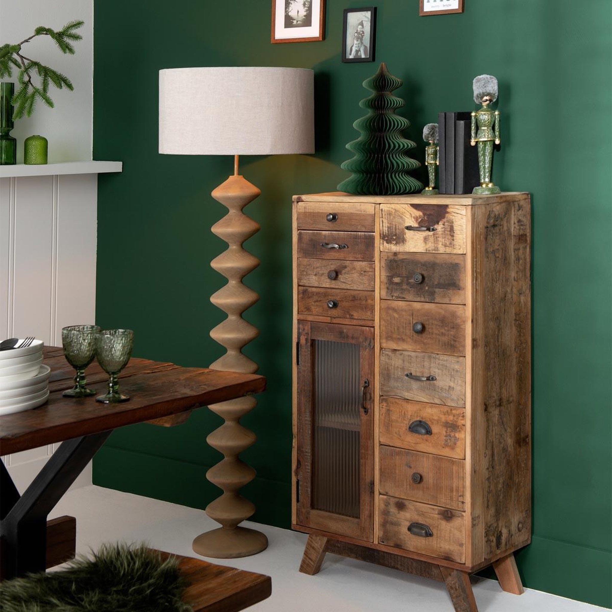 Voir la diapositive 4 : J-LINE Lampadaire en bois  chenille  156cm naturel