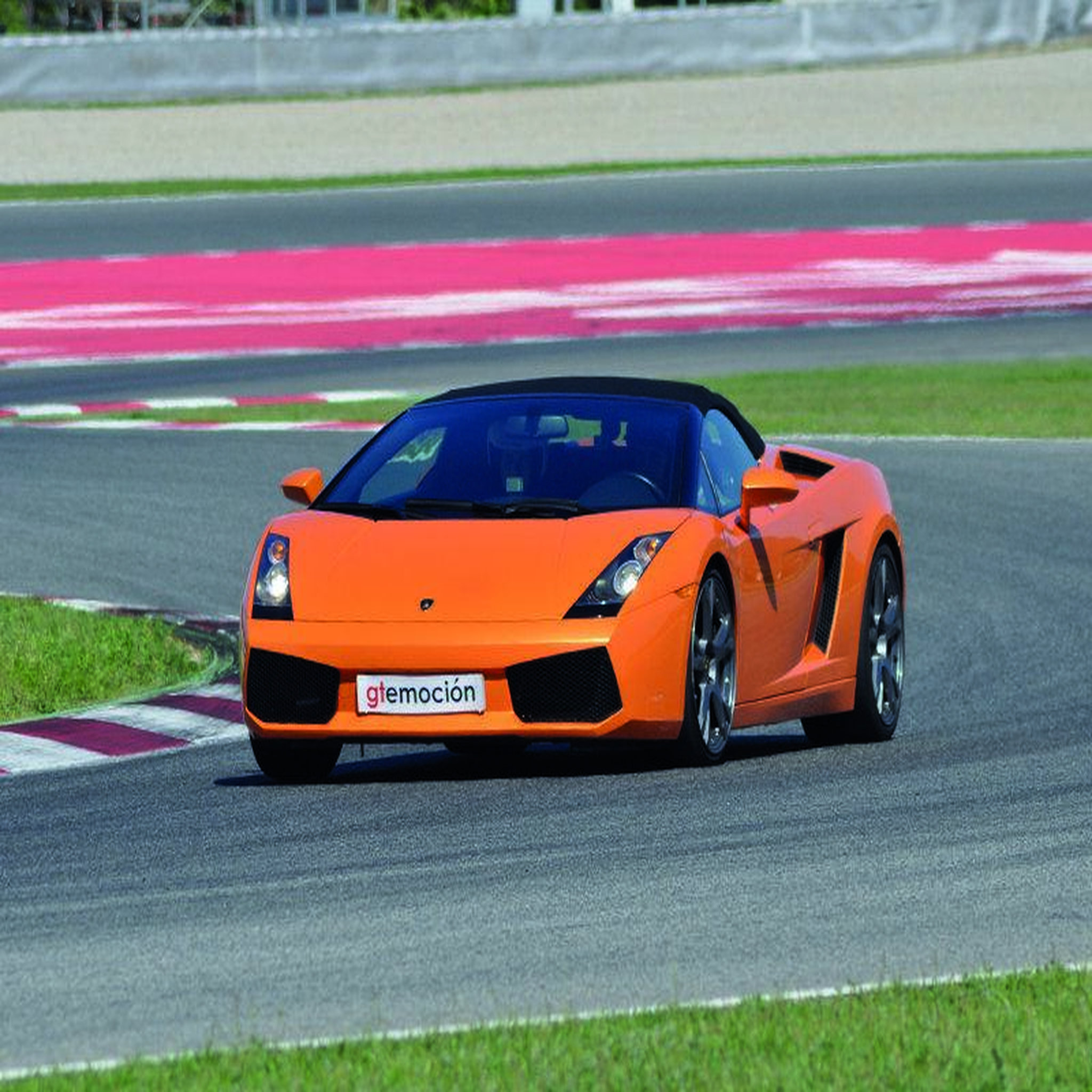 Voir la diapositive 4 : Smartbox Jusqu'à 8 tours de conduite en Lamborghini sur circuit - Coffret Cadeau Sport & Aventure