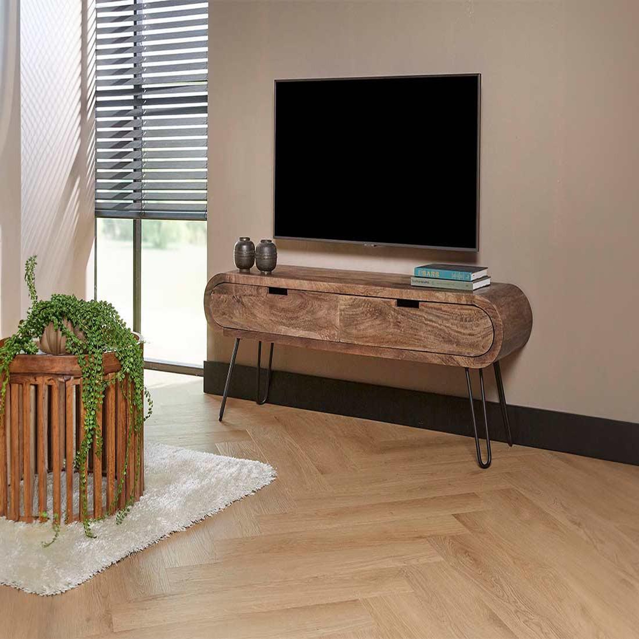 Voir la diapositive 3 : LISA DESIGN Kampur - meuble tv - bois massif de manguier - 135 cm