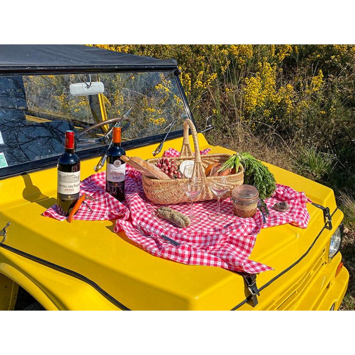 Smartbox Visite d'un vignoble bordelais en Jeep ou en Méhari avec pique-nique sur le domaine - Coffret Cadeau Gastronomie