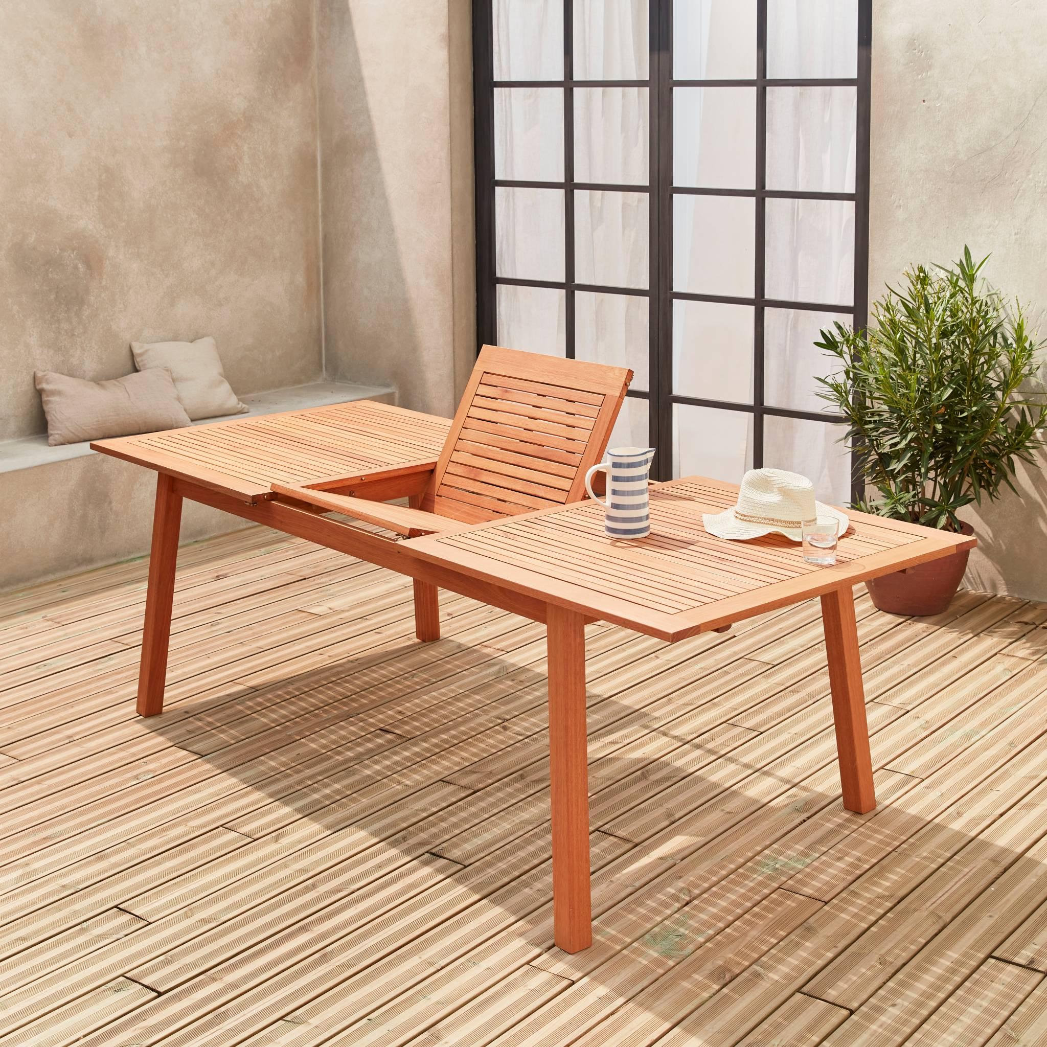 Voir la diapositive 2 : SWEEEK Table de jardin en bois 180-240cm - Almeria - Grande table rectangulaire avec rallonge eucalyptus. Intérieur / Extérieur