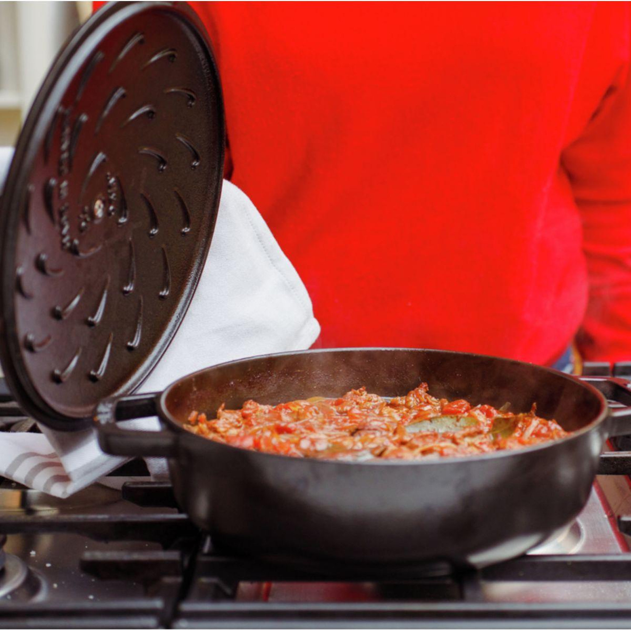 Voir la diapositive 4 : Staub Sauteuse Chistera 28cm noir mat
