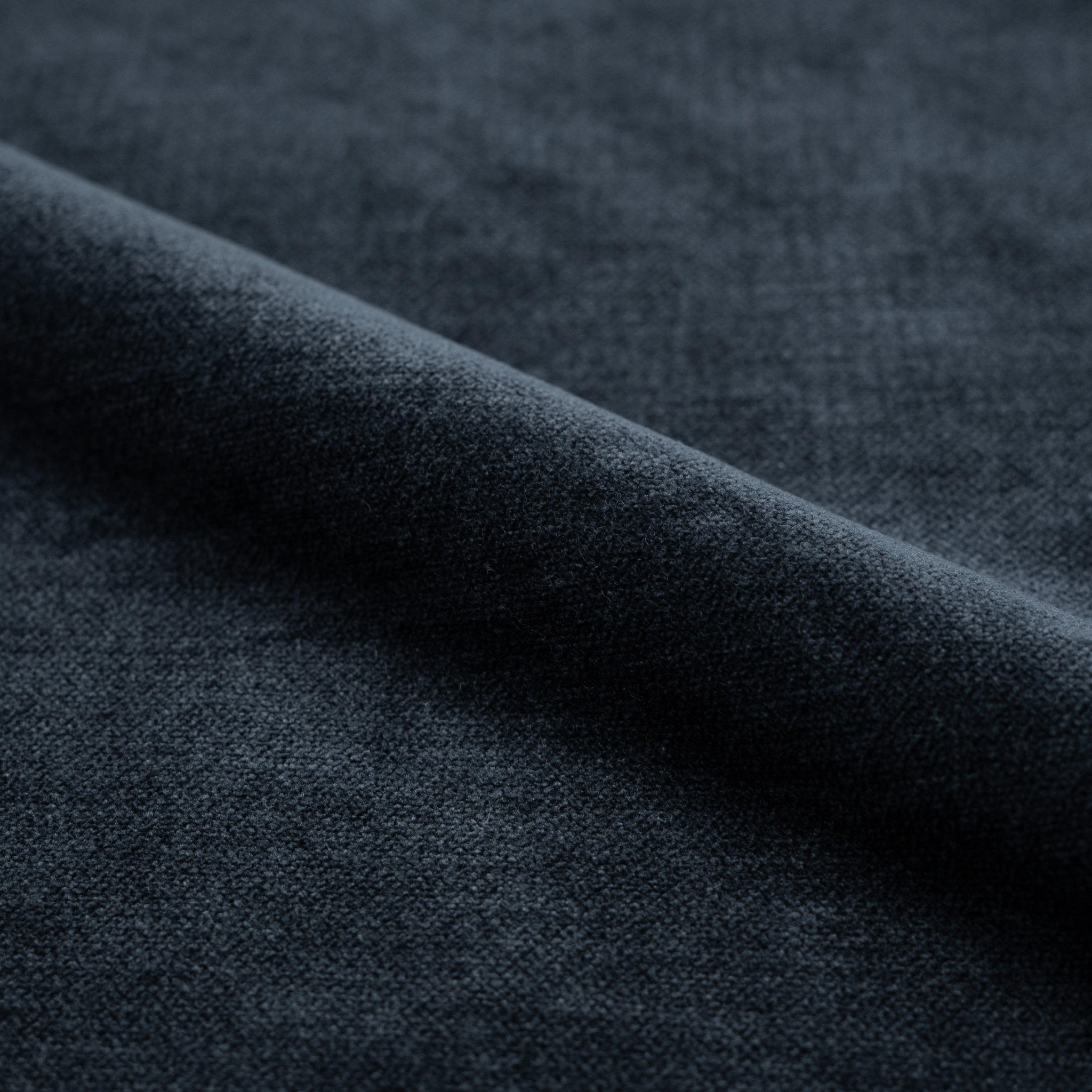 Voir la diapositive 3 : MAISON PAVANE Fauteuil pivotant en tissu effet velours bleu nuit-ricci