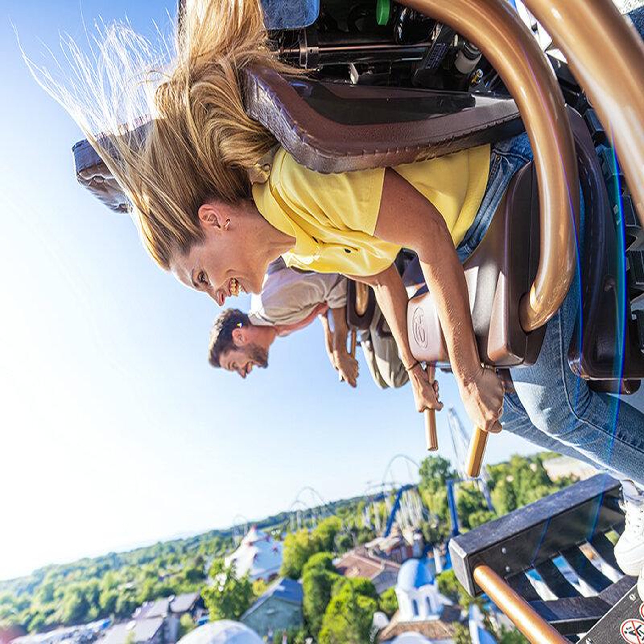 Voir la diapositive 2 : Smartbox Séjour europa-park 2026 : billet pour 2 adultes (1 jour) et 1 nuit dans un hôtel proche d'europa-park - coffret cadeau multi-thèmes