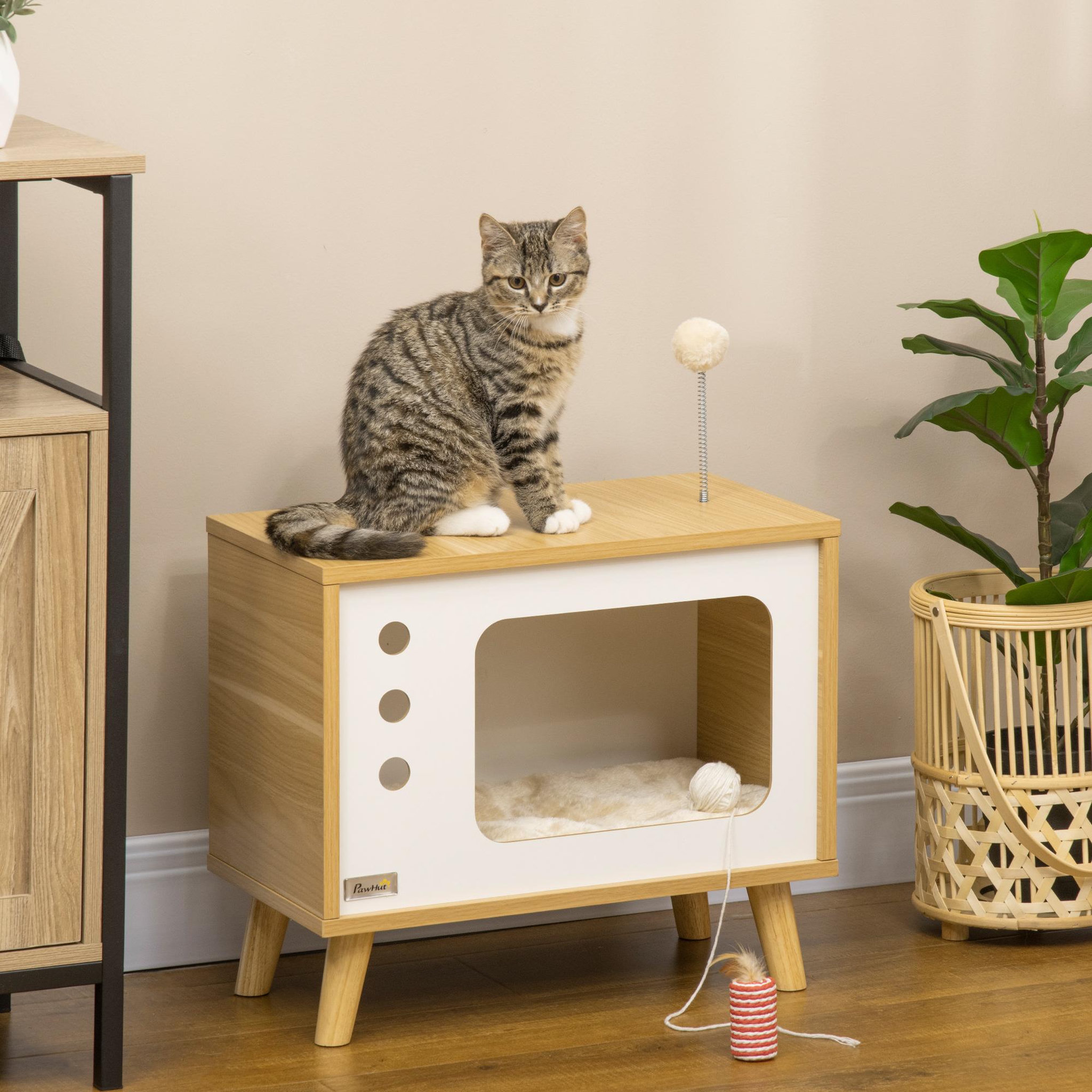 Voir la diapositive 2 : PAWHUT Maison pour chat design poste de télévision - niche chat panier chat - 2 coussins amovibles, boule à ressort - panneaux aspect bois clair blanc