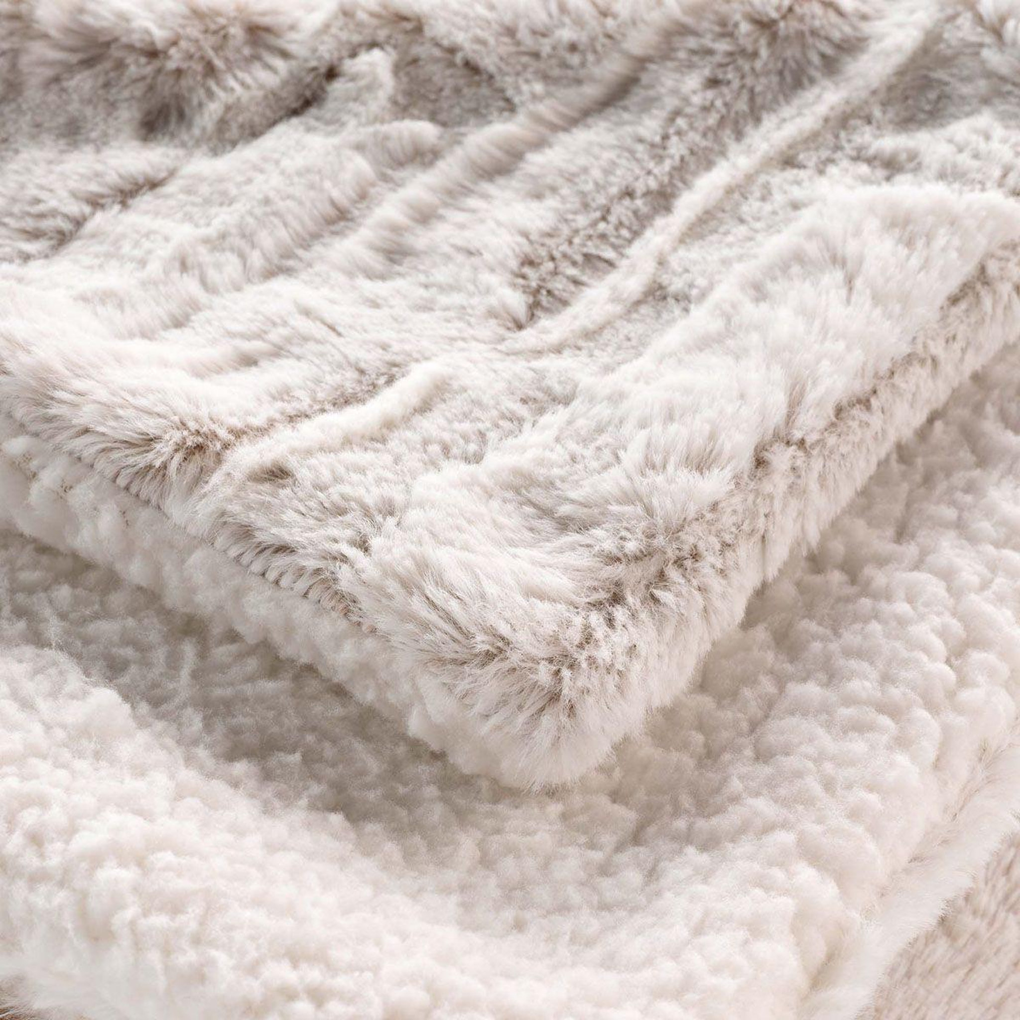 Voir la diapositive 3 : Douceur d'Intérieur Plaid imitation fourrure  lynx  125x150cm naturel