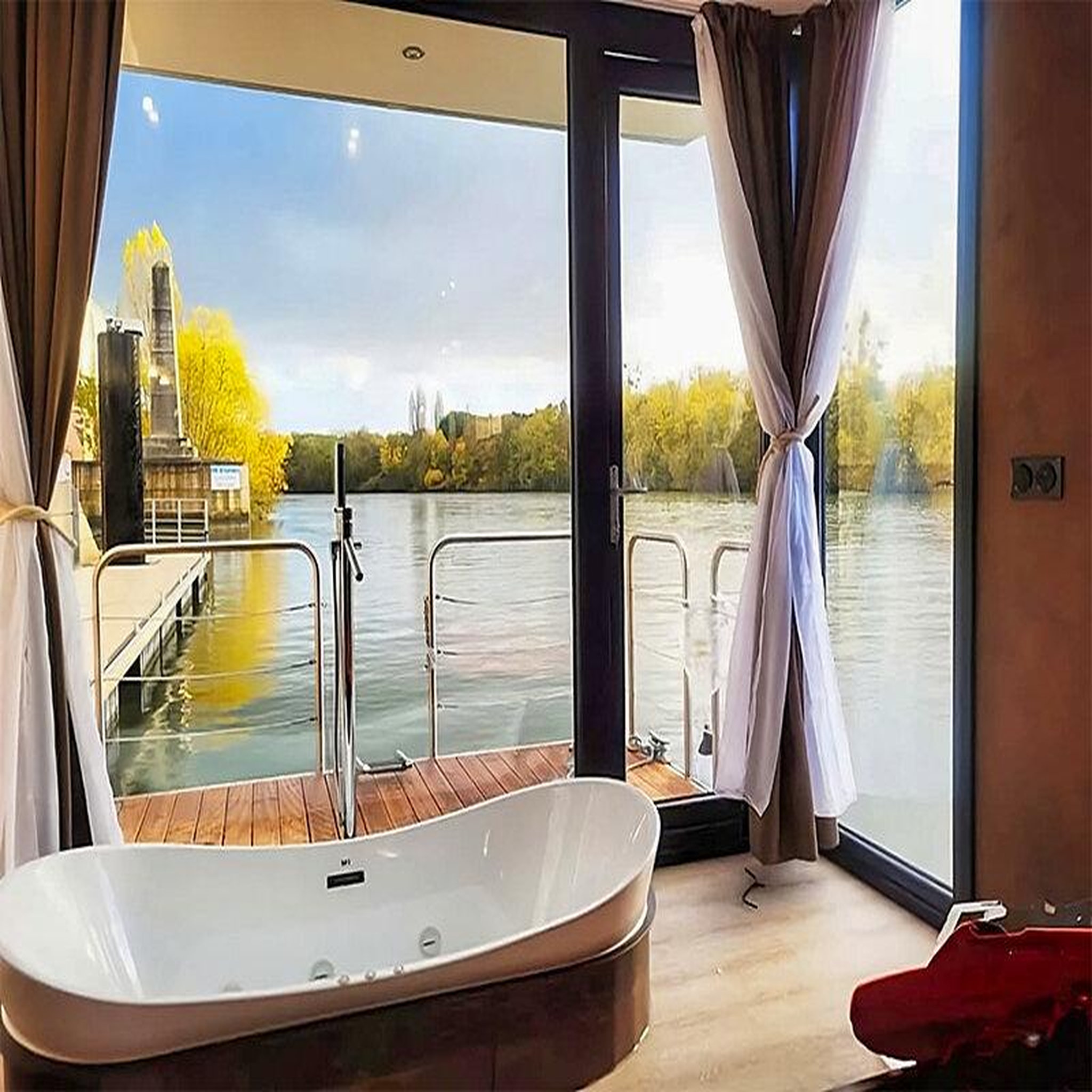 Voir la diapositive 3 : Smartbox 2 jours insolites en maison flottante La Flamel avec baignoire balnéo aux portes de Paris - Coffret Cadeau Séjour