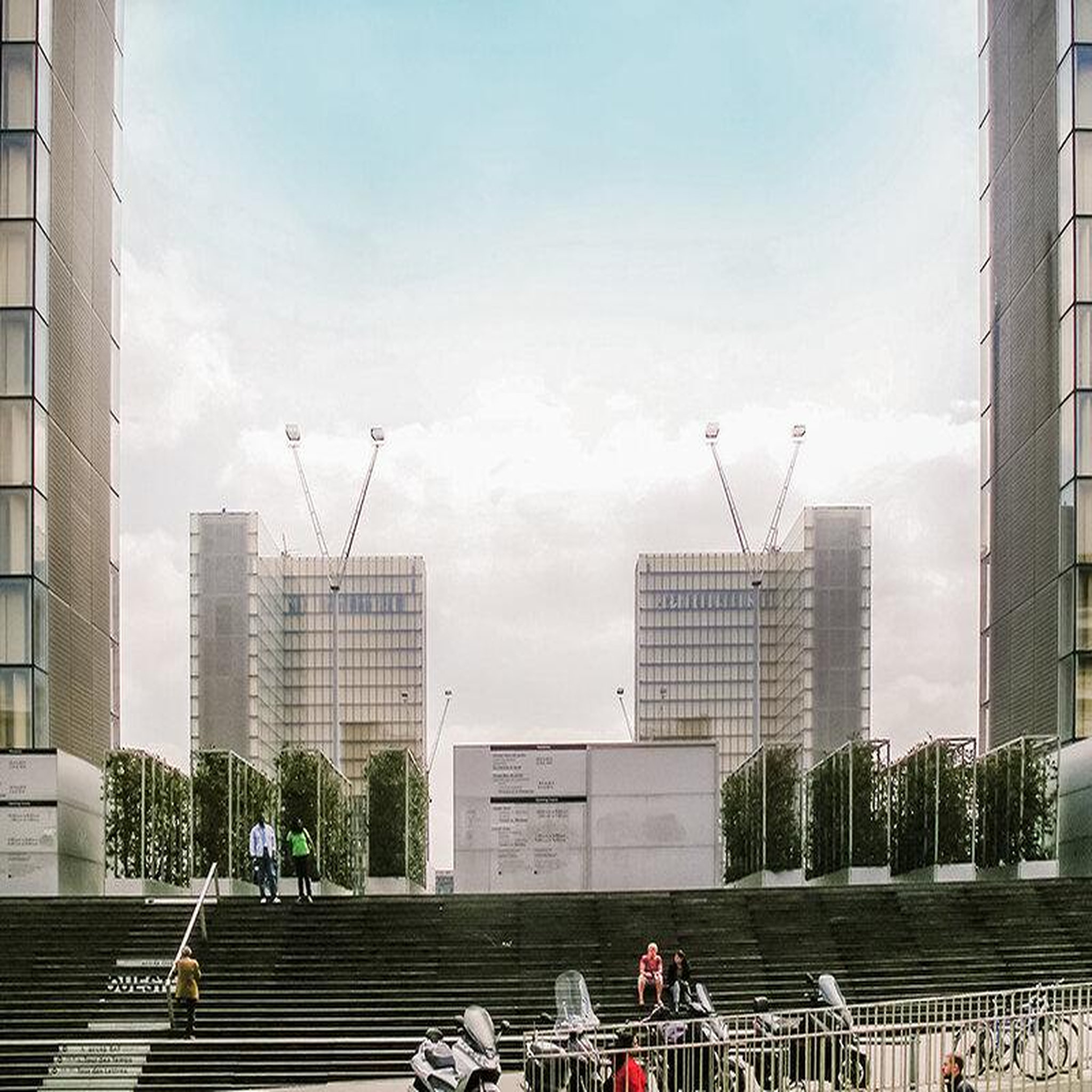 Voir la diapositive 2 : Smartbox Visite du quartier Très Grande Bibliothèque et du musée de l'Art Ludique pour 2 - Coffret Cadeau Sport & Aventure