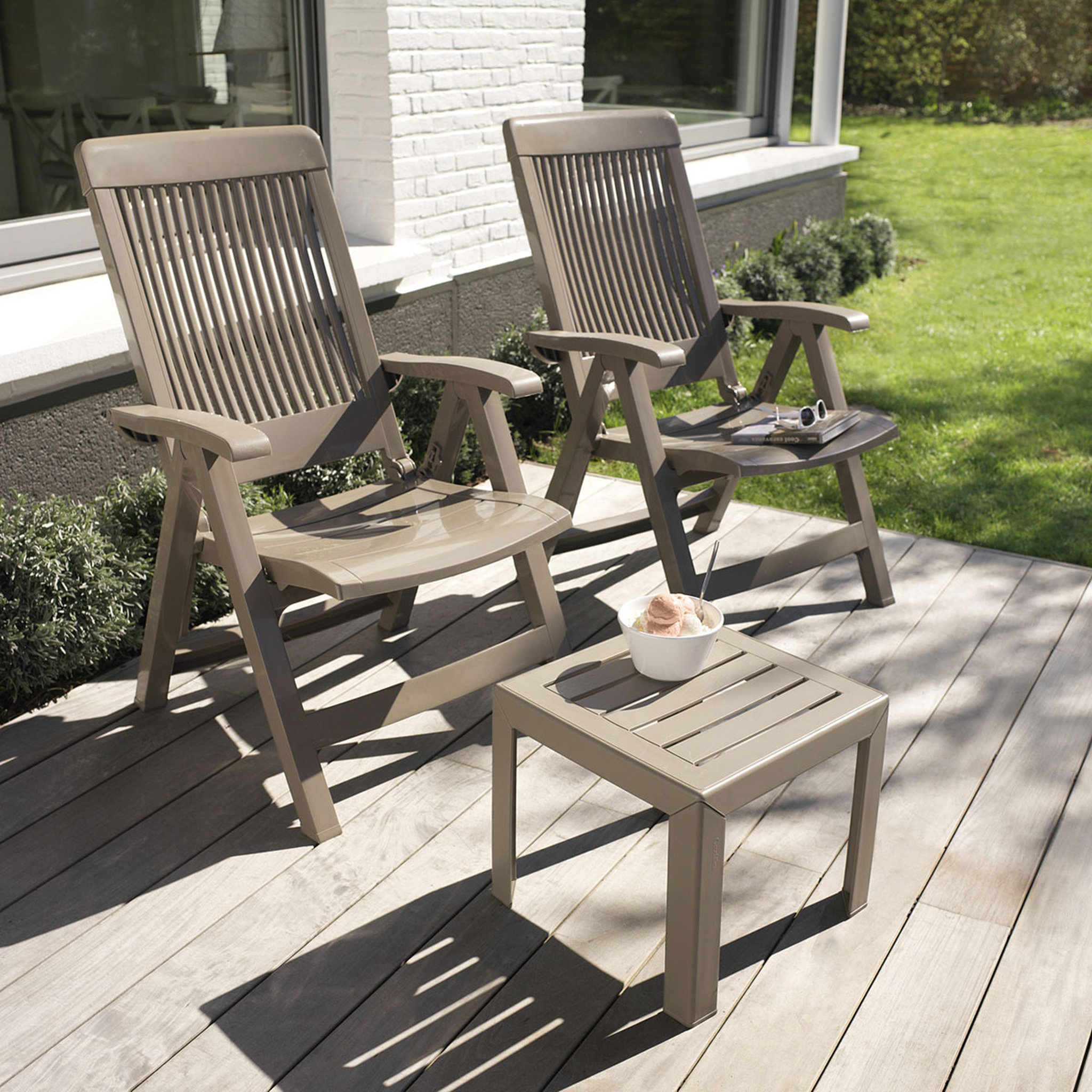 Voir la diapositive 1 : GROSFILLEX Table de jardin - 2 places - Résine - Taupe - MIAMI