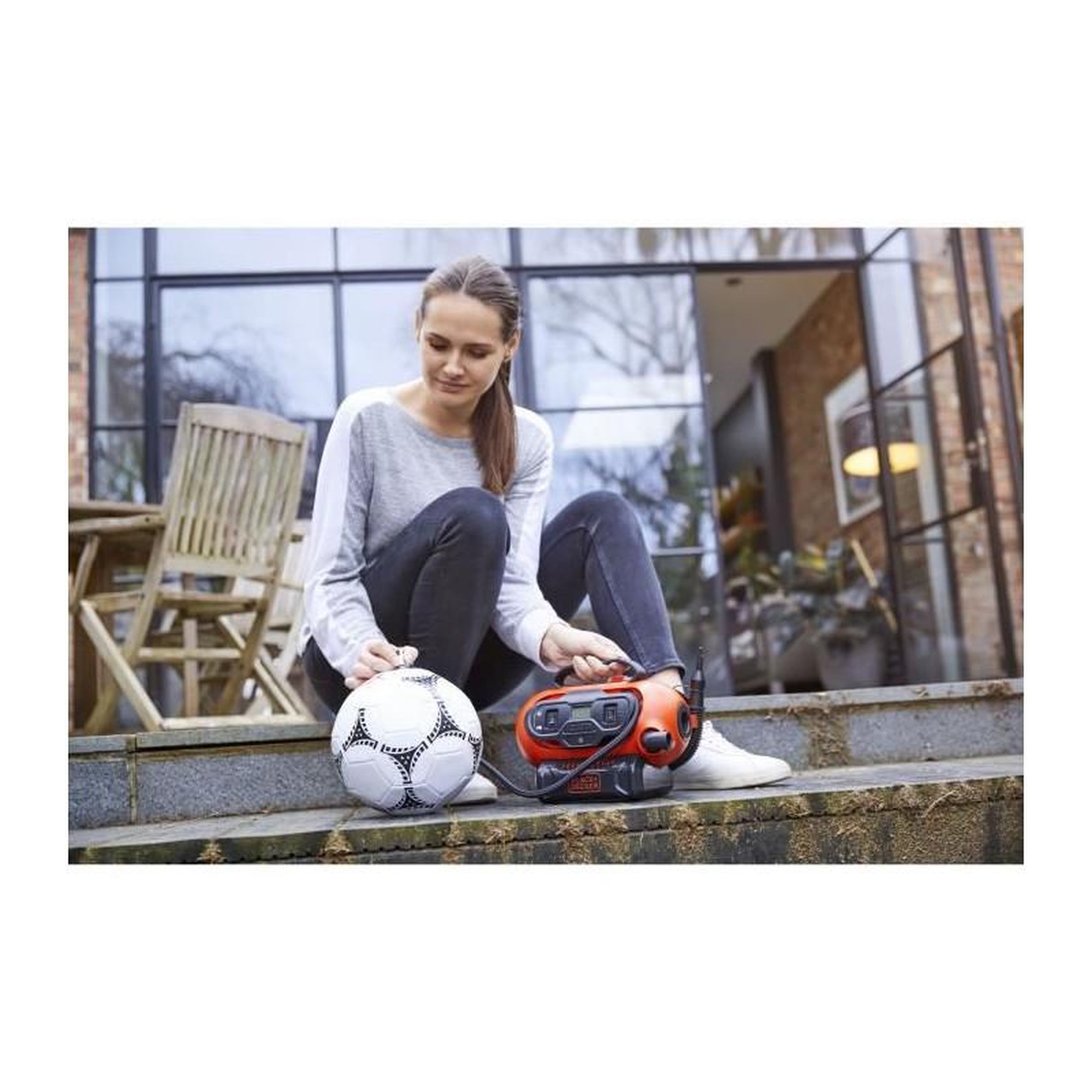 Voir la diapositive 3 : Black et Decker BLACK+DECKER BDCINF18N-QS Gonfleur-Compresseur Filaire Ou Sans Fil - Batterie 18 V/Cable 220 V  - 11 Bars/160 PSI - 3 Aiguilles