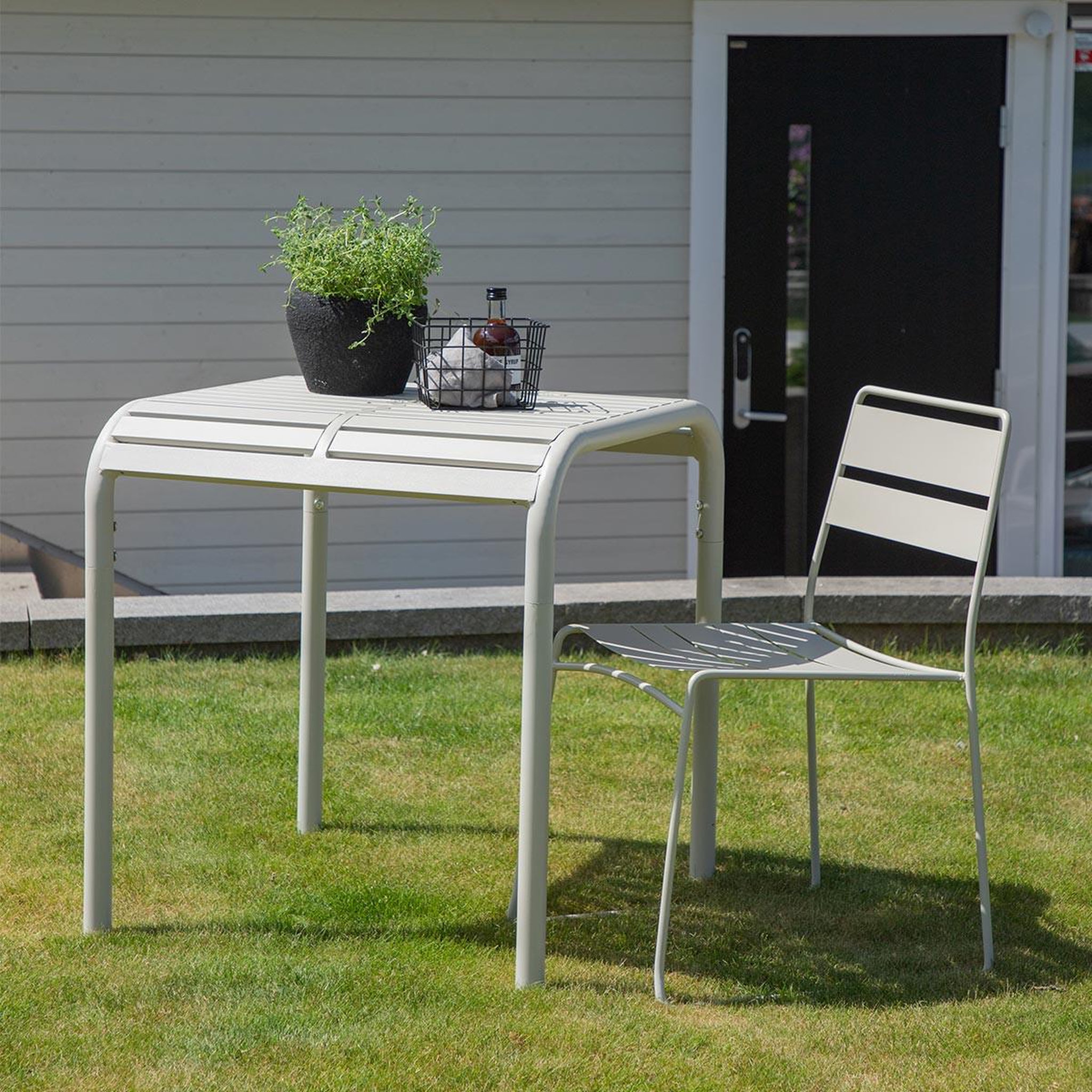 Voir la diapositive 5 : Paris Prix Table de jardin design  borneo  75cm beige