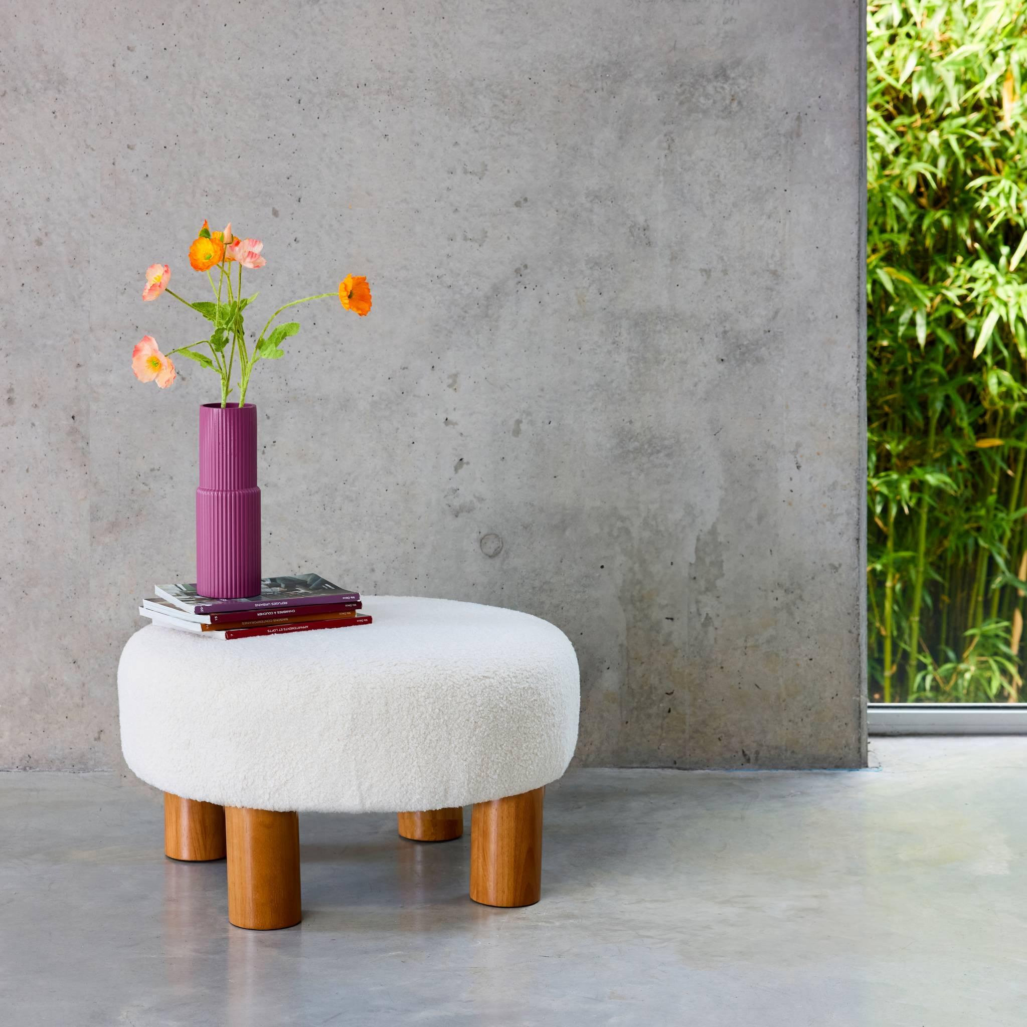 Voir la diapositive 2 : SWEEEK Tabouret pouf. pieds en bois d'hévéa et tissu bouclette. blanc