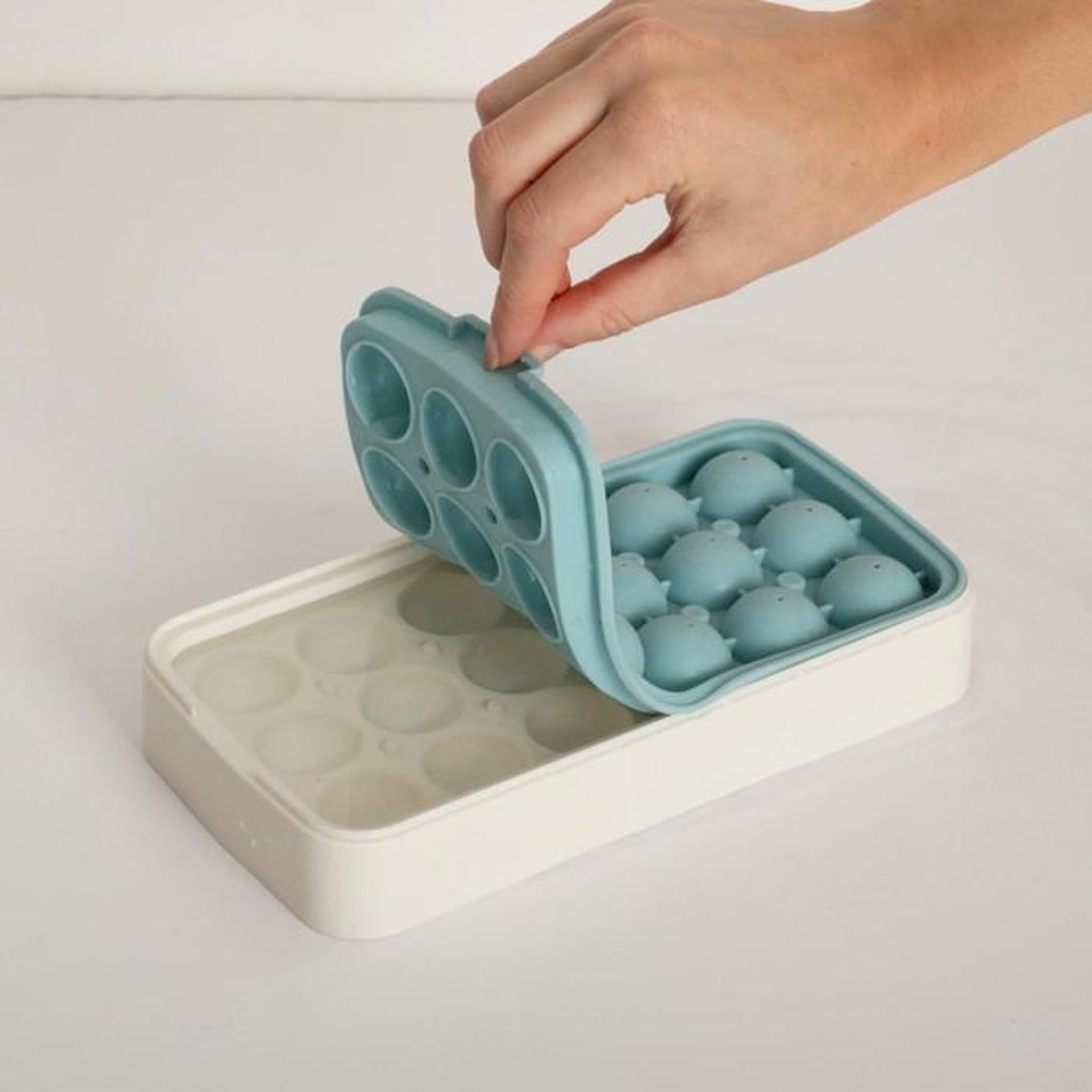 Voir la diapositive 2 : FIVE Bac à Glaçons Avec Pelle  18 Cavités  22cm Bleu Artic
