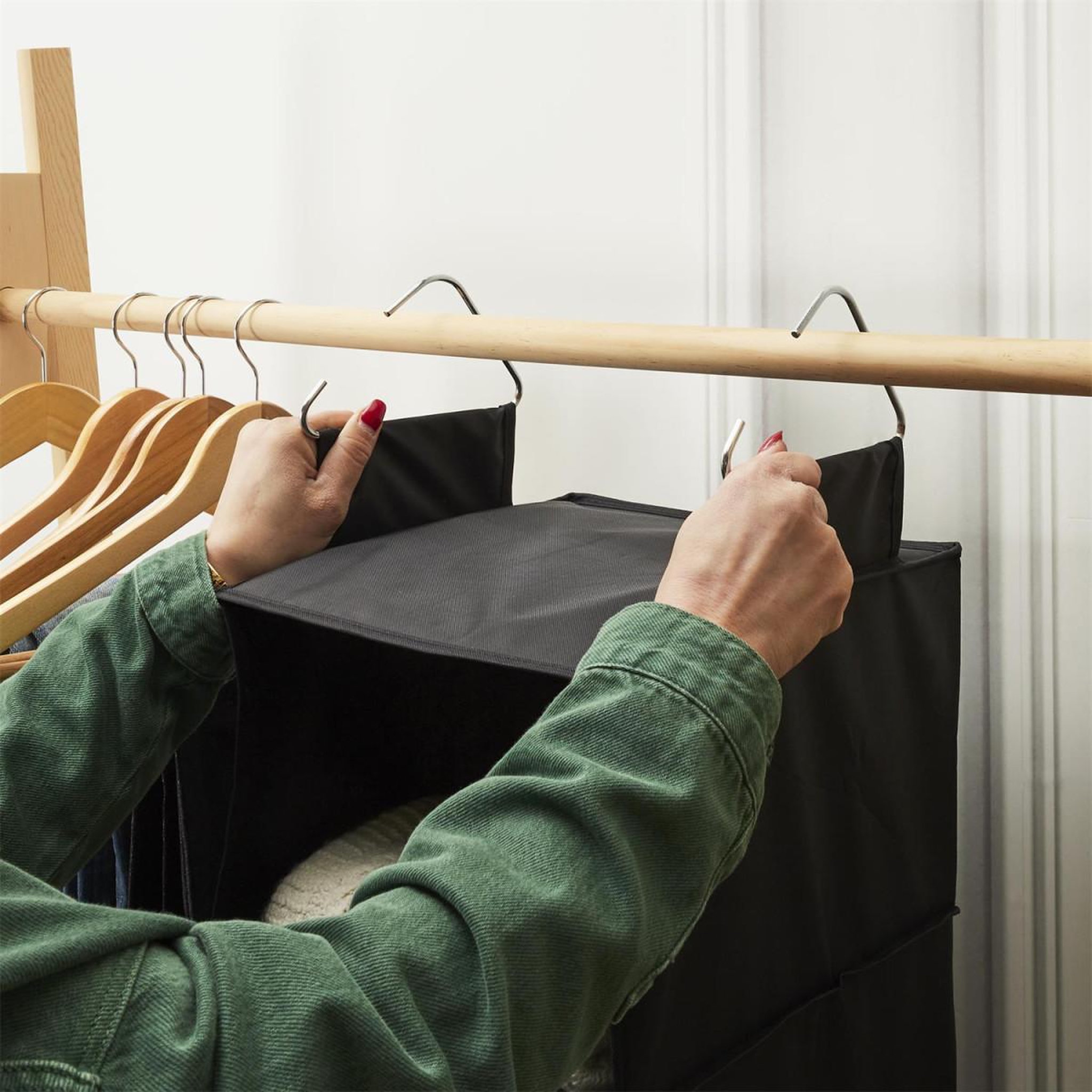 Voir la diapositive 6 : Je cherche une idee Rangement 5 cases à suspendre  pliable  80cm noir