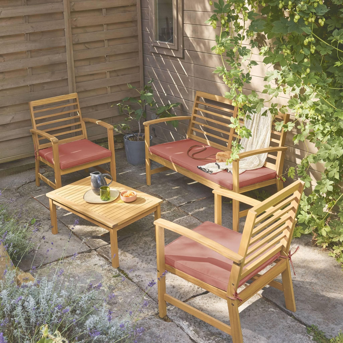 SWEEEK Salon de jardin CHLOE en bois d'acacia 4 places, avec coussins en polyester, un canapé, une table, deux fauteuils