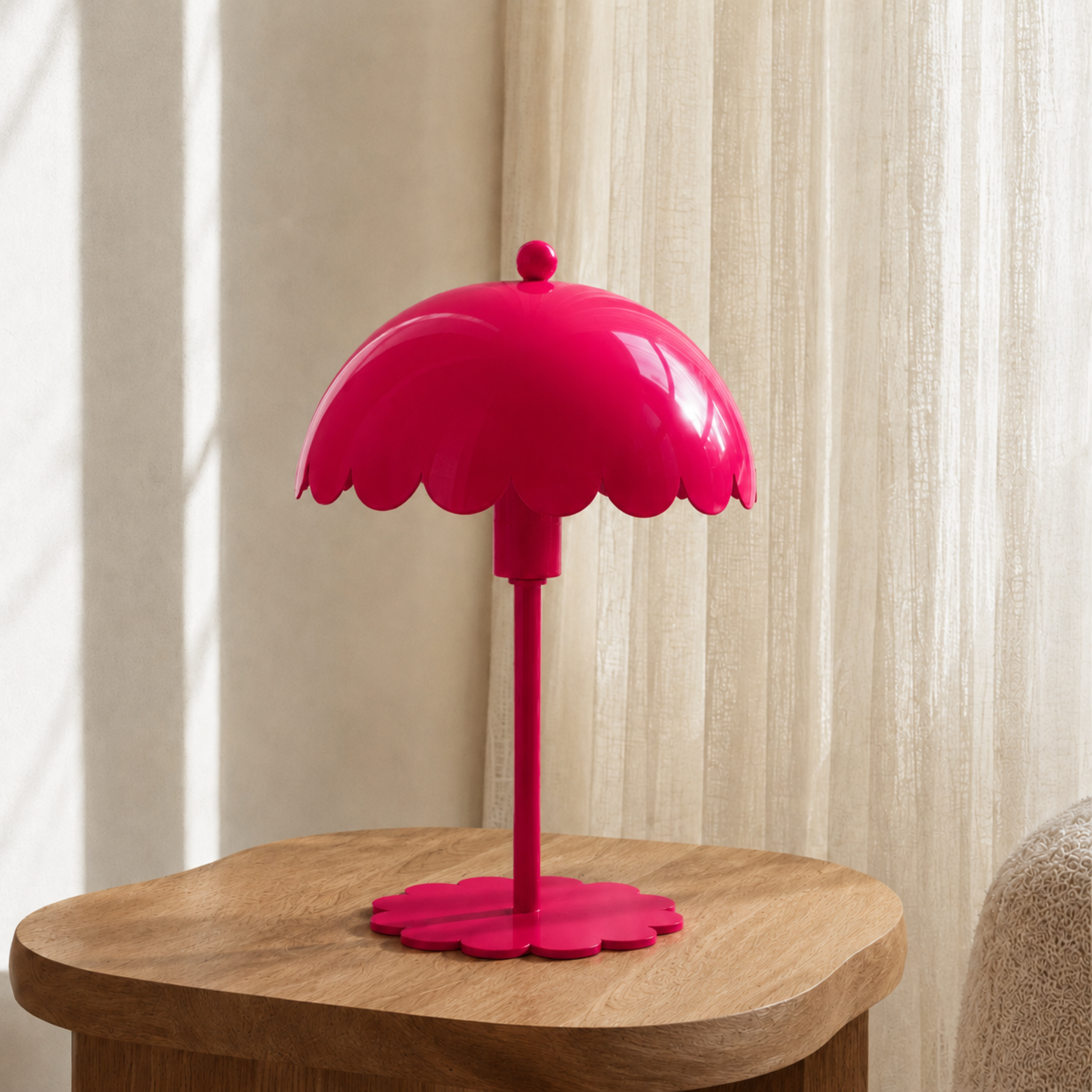 Voir la diapositive 2 : MAISON PAVANE Lampe à poser en métal framboise-margot
