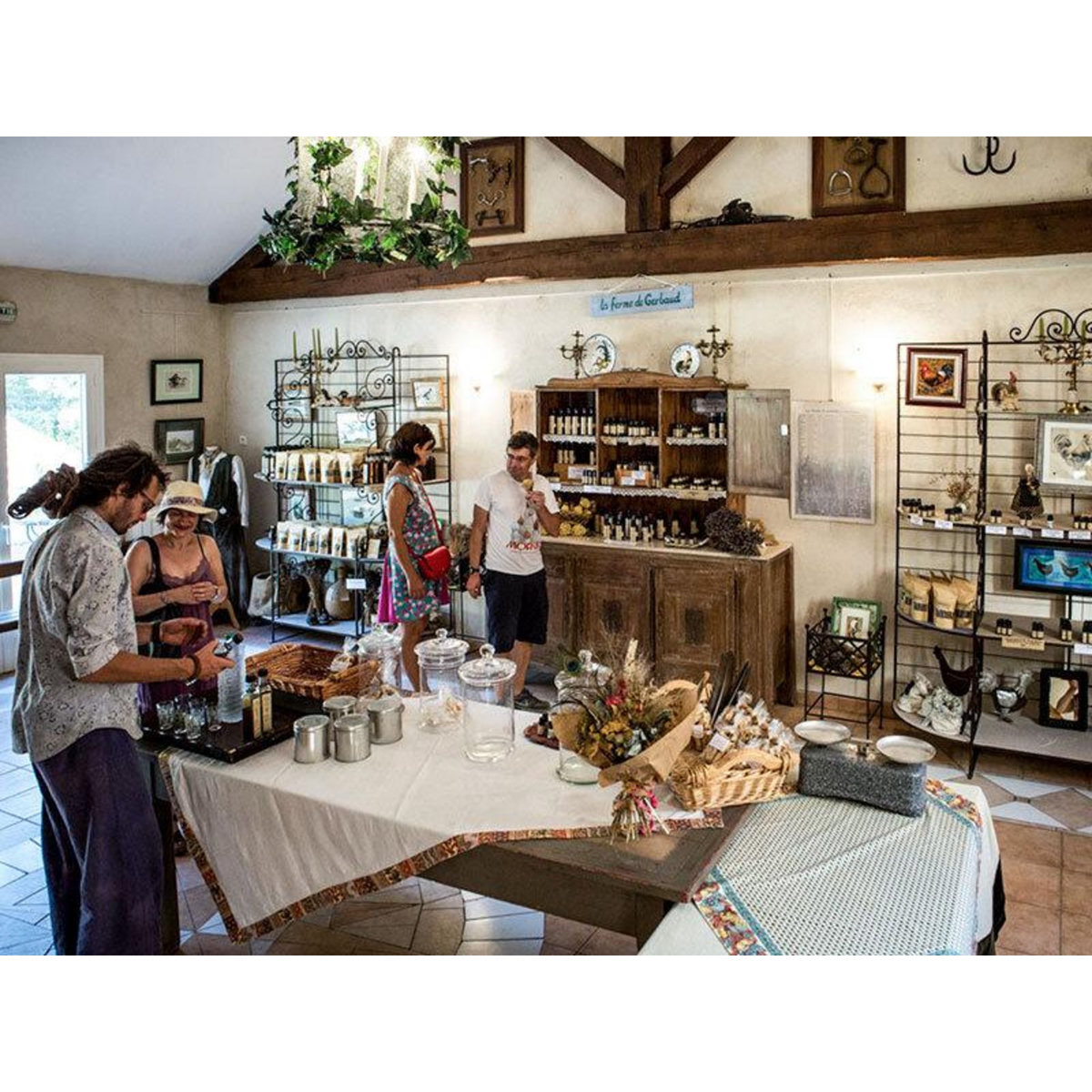 Smartbox Balade à la découverte des plantes sauvages dans une ferme du Luberon - Coffret Cadeau Sport & Aventure