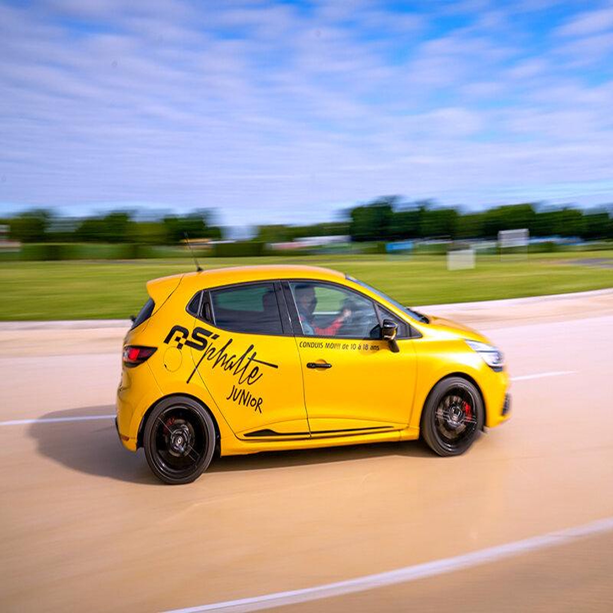 Voir la diapositive 2 : Smartbox Stage de conduite enfant : 2 tours au volant d'une Clio RS et 2 séries en Porsche Boxster - Coffret Cadeau Sport & Aventure