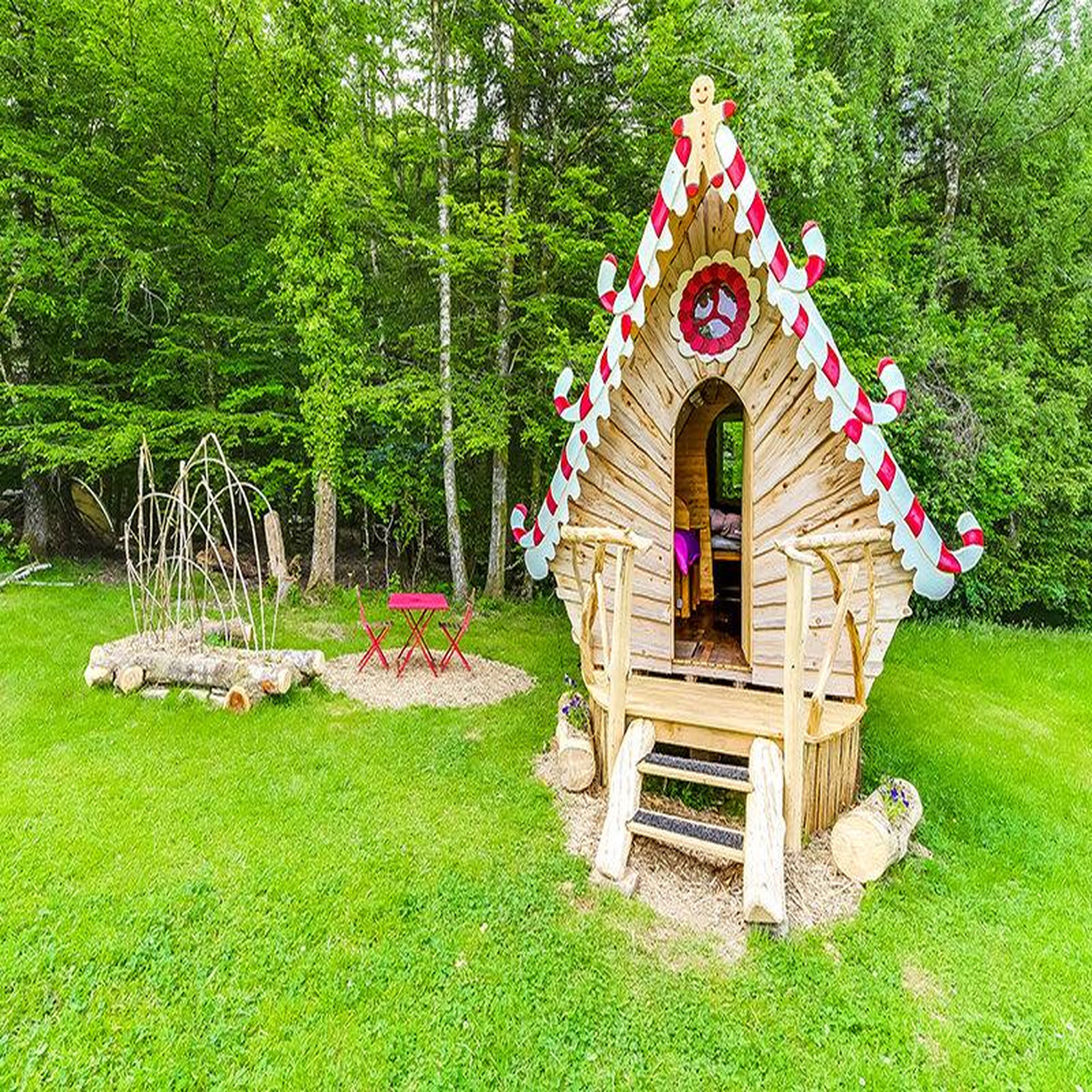 Voir la diapositive 2 : Smartbox 3 jours insolite en famille dans une cabane dans les vosges - coffret cadeau séjour