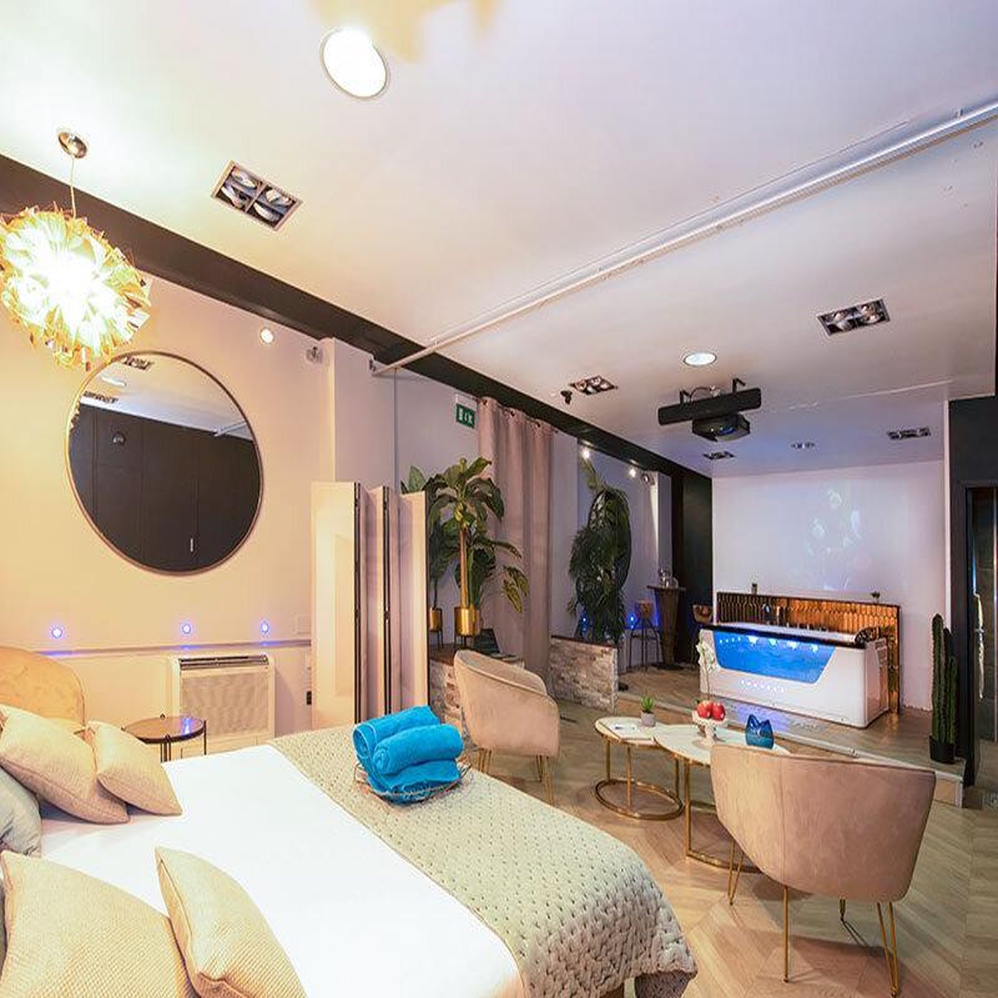 Voir la diapositive 2 : Smartbox 2 jours en suite avec bain bouillonnant privé et massage à nîmes - coffret cadeau séjour