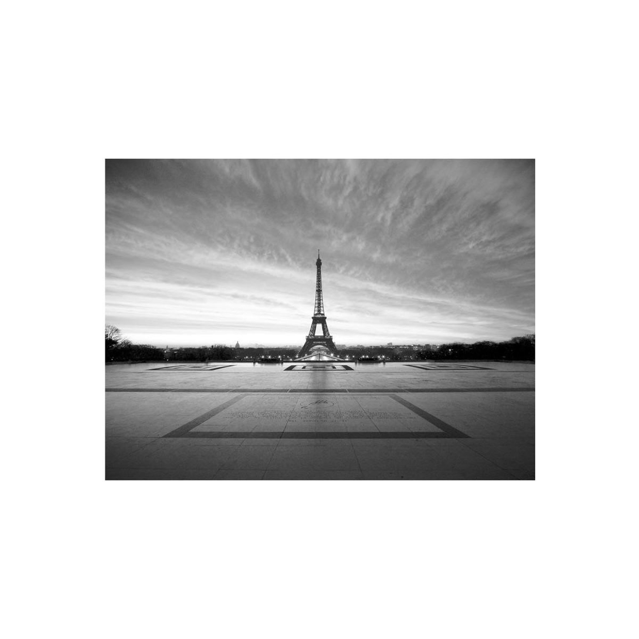 Voir la diapositive 2 : Paris Prix Papier peint  the iron lady